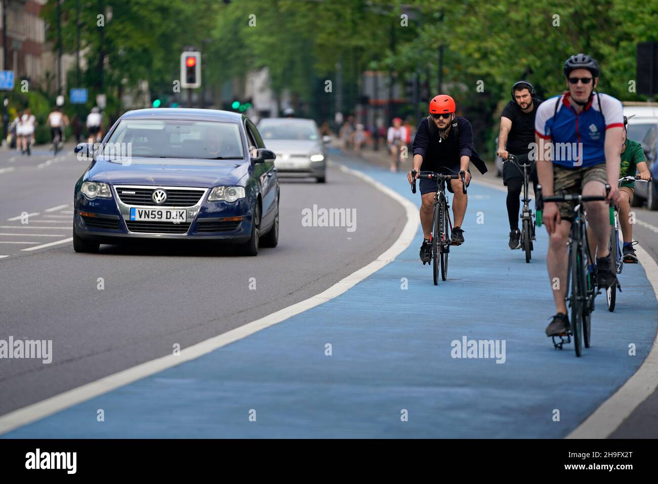 File photo datato 09/05/20 di persone che cavalcano biciclette in una pista ciclabile a Chelsea, Londra. Secondo una nuova analisi, un aumento delle piste ciclabili durante la pandemia di coronavirus ha contribuito a far diventare Londra la città più congestionata del mondo. Data di emissione: Martedì 7 dicembre 2021. Il fornitore di informazioni sul traffico INRIX ha dichiarato all'agenzia di stampa PA che gli spazi separati per il ciclismo sono stati uno dei motivi per cui i conducenti della capitale perderanno una media di 148 ore bloccati in ingorghi per tutto il 2021. Vedere la storia del PA TRANSPORT Traffic. Il credito fotografico dovrebbe essere: Aaron Chown/PA Wire Foto Stock