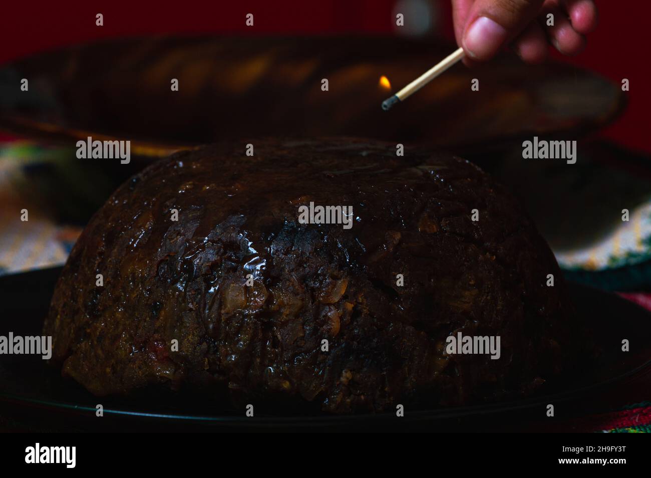 Budino di Natale in stile inglese. Torta di Natale cucinata in casa Foto Stock