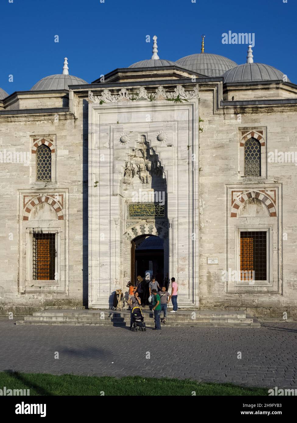 Storia e architettura impero ottomano in Turchia, la Moschea Bayezid II di Istanbul monumentali portali d'ingresso al cortile Foto Stock