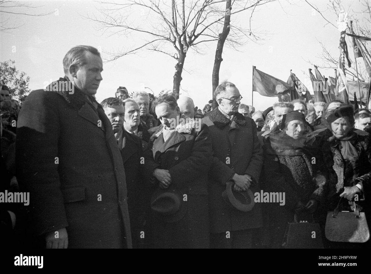 Warszawa, 1948-03-23. Pogrzeb dzia³acza Stronnictha Ludowego Maksymiliana Malinowskiego na Cmentarzu Pow¹zkowskim. NZ. WicePremier Antoni Korzycki (1L), ministro lasów Boles³aw Podedworny (2L), wiceminister oœwiaty Wilhelm Garncarczyk (3L), cz³onek Prezydium Naczelnego Komitetu Wykonawczego Polskiego Stronnytha Ludowego (NKW PSL) Czes³aw Wycech (Varsavia, 23 marzo 1948, PAP. Il funerale dell'attivista del Partito contadino (SL) Maksymilian Malinowski sul cimitero di Powazki. Nella foto: vice PM Antoni Korzycki (1° a sinistra), Ministro della Foresta Boleslaw Podedworny (2° a sinistra), Vice Ministro dell'Educazione Foto Stock