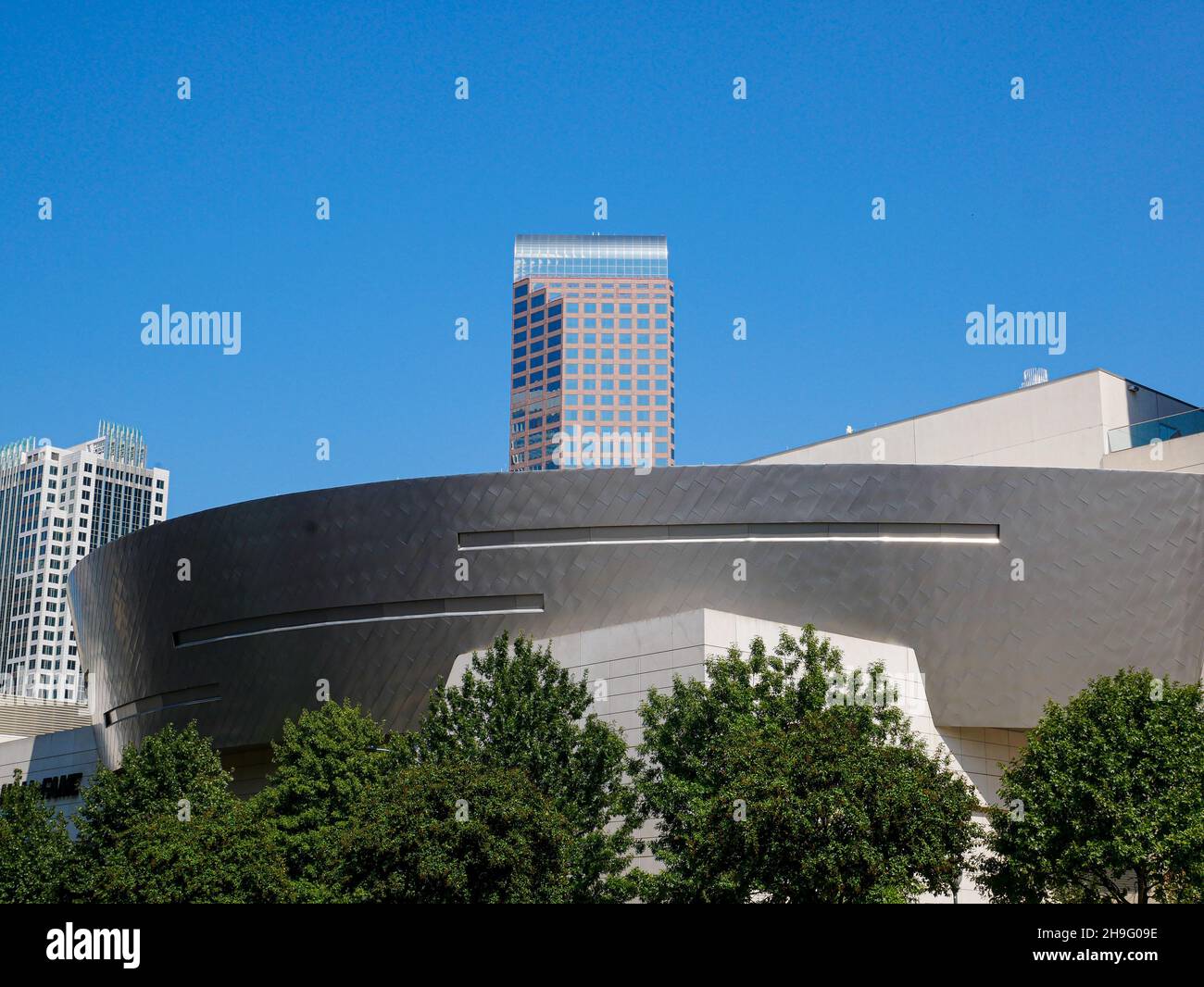 Vista della Nascar Hall of fame nel centro di Charlotte, NC. Con la torre Wells Fargo sullo sfondo. Novembre 30, 2021. Foto Stock