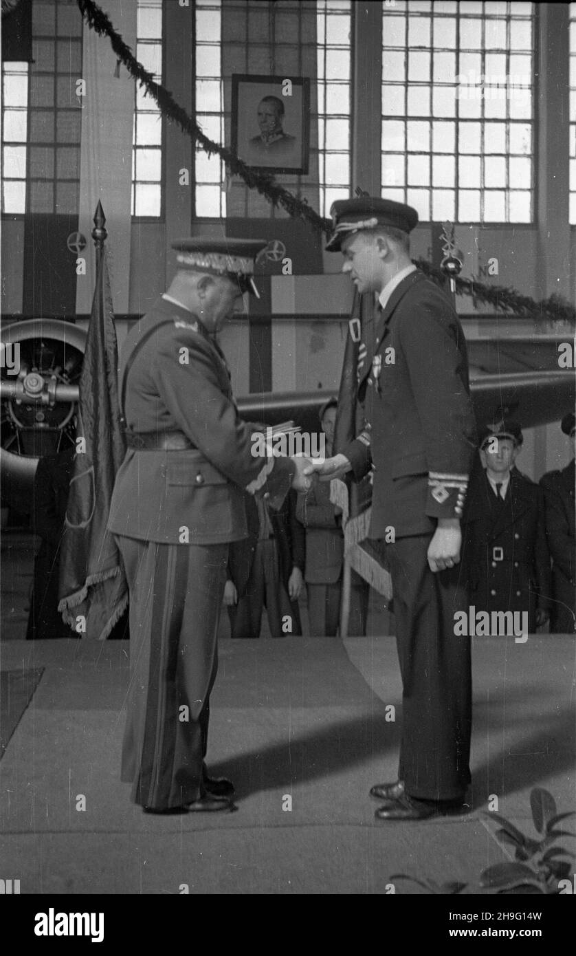 Warszawa, 1948-04. Uroczystoœæ dekoracji odznaczeniami bojowymi pracowników Polskich Linii Lotniczych LOT za zas³ugi w okresie II wojny œwiatowej. genera³ brygady, dowódca Wojsk Lotniczych Aleksander Romeyko (1L) wrêcza odznaczenie wyró¿nionemu pilotowi. kw PAP Dok³adny dzieñ wydarzenia nieustalony. Varsavia, aprile 1948. La cerimonia di assegnazione delle distinzioni di combattimento a piloti, dipendenti della LOT Polish Airlines per meriti durante la seconda Guerra Mondiale. Nella foto: Il comandante dell'Aeronautica Brigadier Aleksander Romeyko (1° a sinistra) passa una distinzione ad un pilota. kw PAP Foto Stock