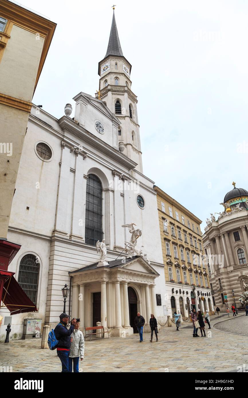 VIENNA, AUSTRIA - 15 MAGGIO 2019: Questa è l'antica chiesa di San Michele a Michaelerplatz. Foto Stock