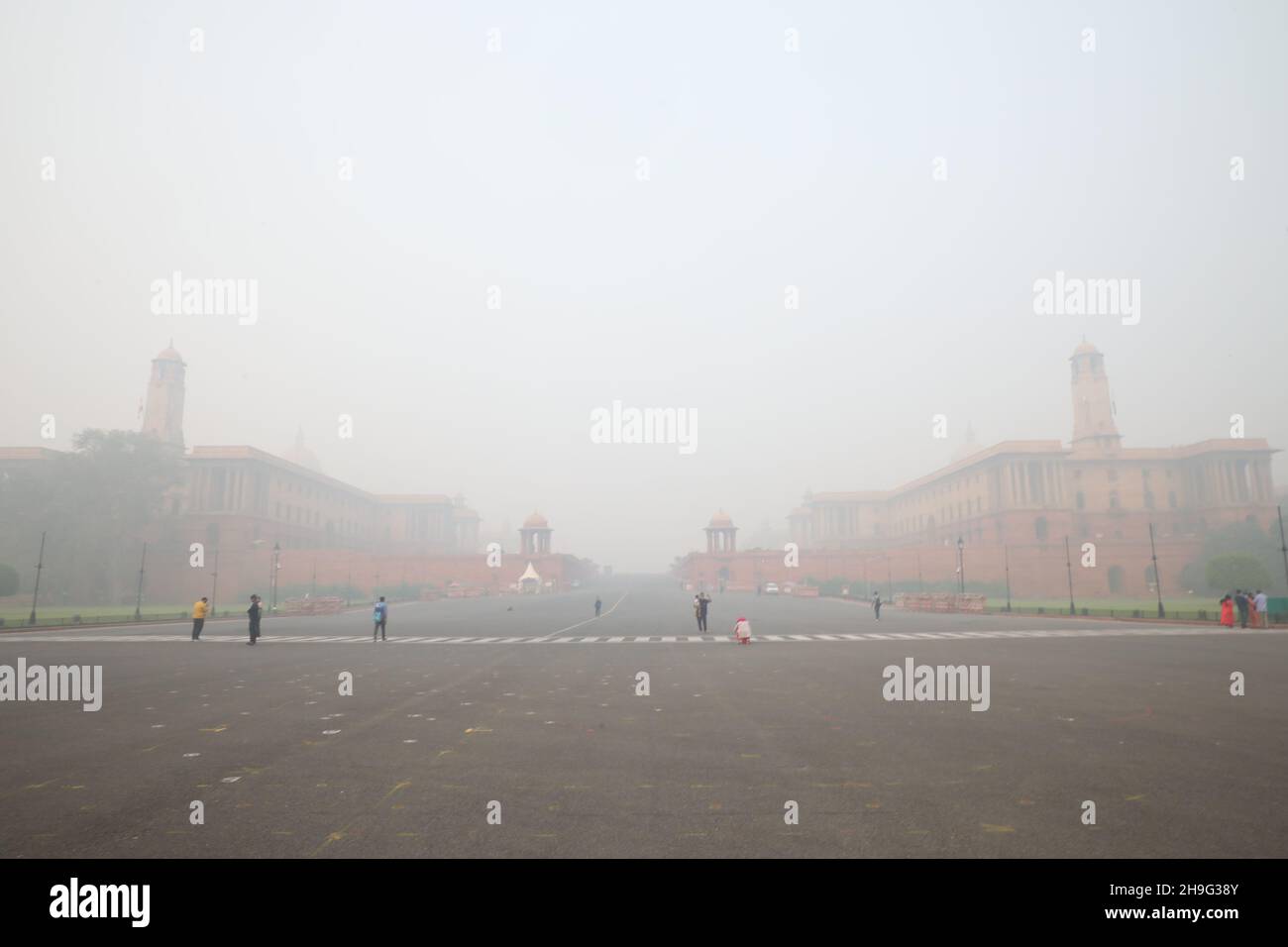 Una vista di Nuova Delhi, India in mezzo allo smog pesante e all'inquinamento dell'aria nella stagione invernale. Foto scattata il 05 novembre 2021. Foto Stock