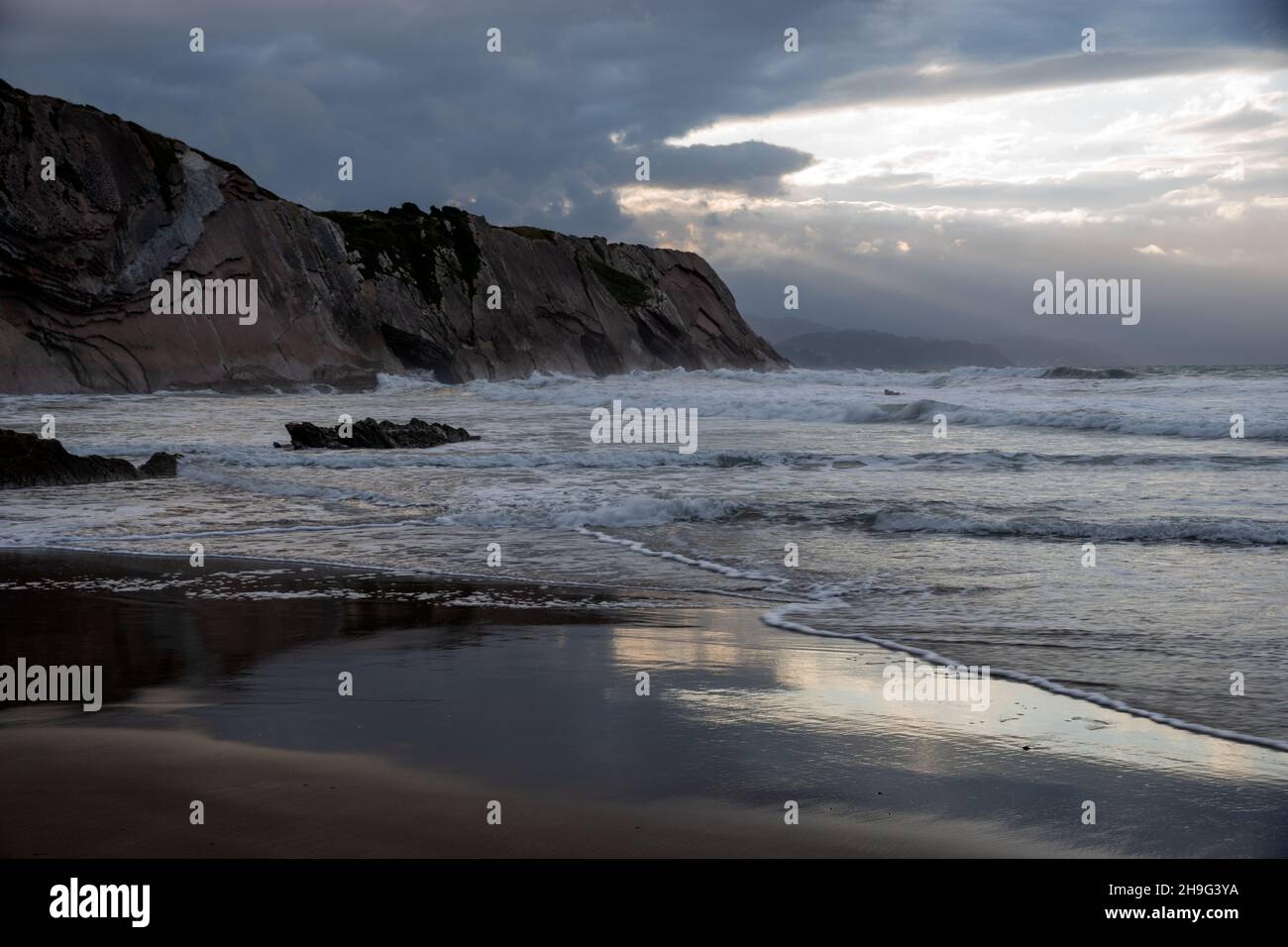 Itzurun Beach a Zumaia con la famosa costa di flysch nel Basco Countr Foto Stock