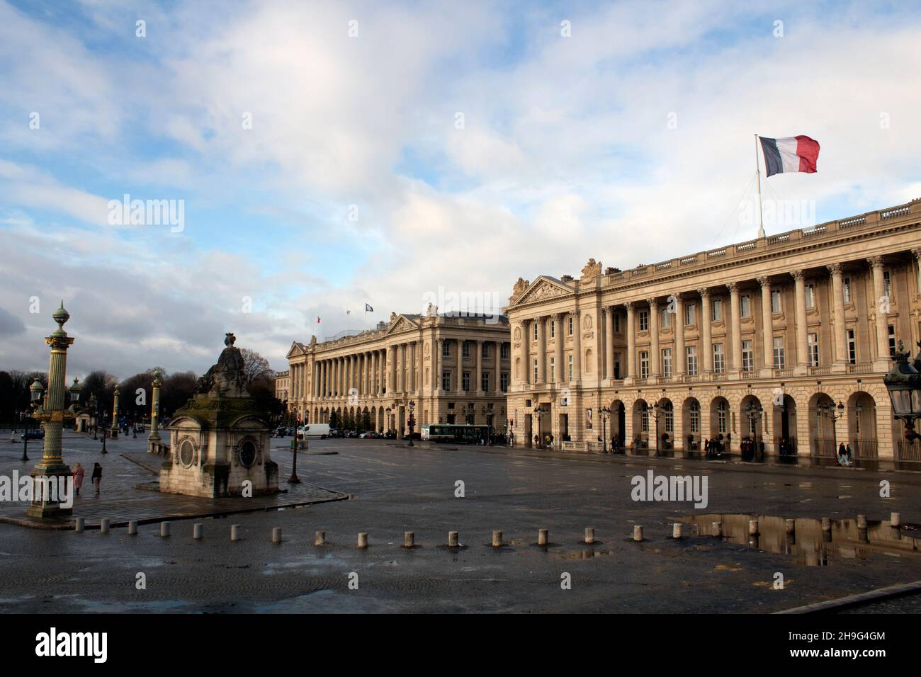 La Place de la Concorde si affaccia sul Hôtel de la Marine e Hôtel de Crillon, una delle maggiori piazze pubbliche di Parigi, Francia Foto Stock