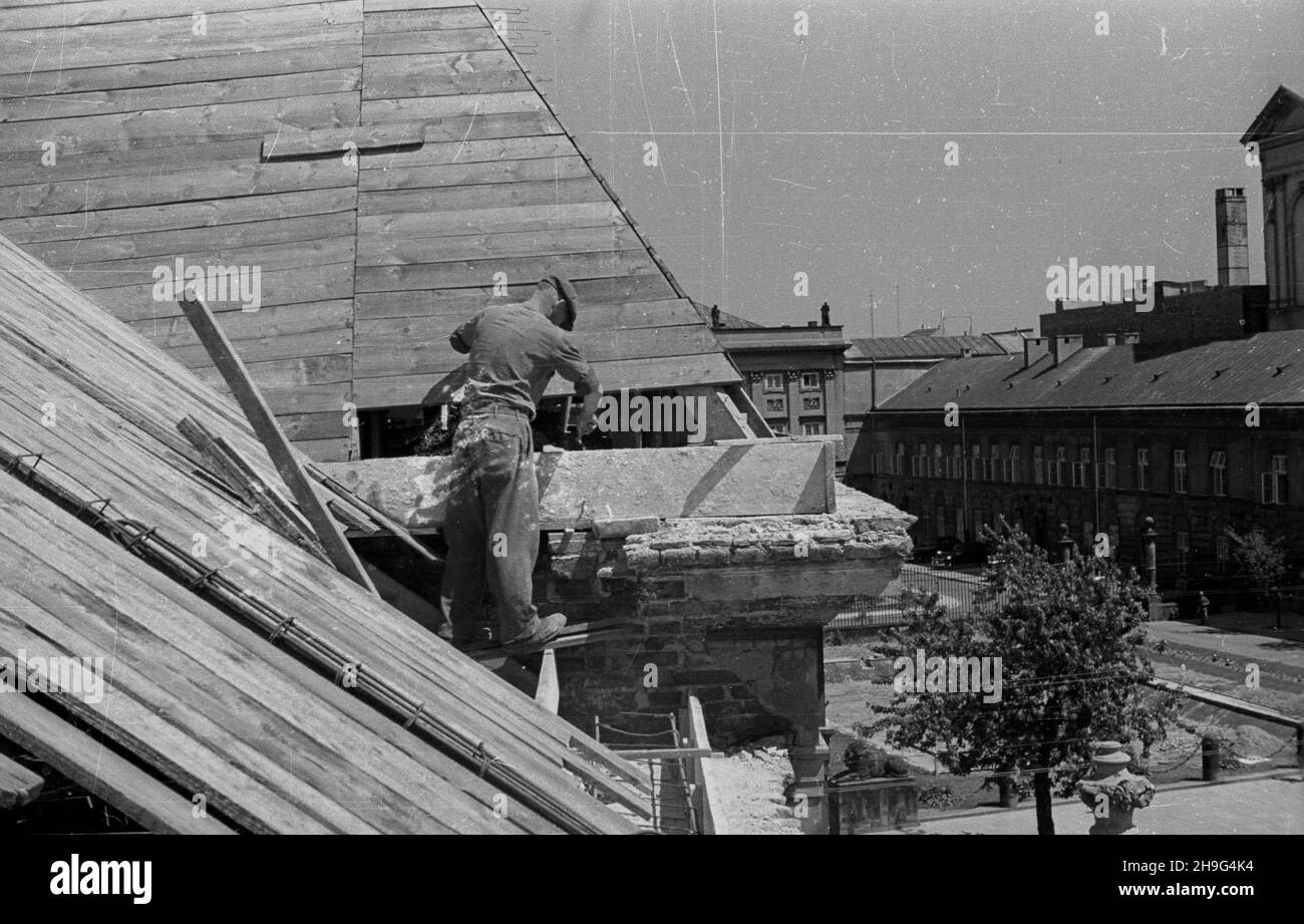 Warszawa, 1948-06. Odowa budza zniszczeñ po II wojnie œwiatowej. Ulica Krakowskie Przedmieœcie. remont dachu pa³acu Potockich prznaczonego na Ministerstwo Kultury i Sztuki. Z prawej Pa³ac Namiestnikowski. Dok³adny dzieñ wydarzenia nieustalony. Come PAP Varsavia, giugno 1948. La ricostruzione di Varsavia dopo le devastazioni della guerra. Via Krakowskie Przedmiescie. Nella foto: La ristrutturazione del tetto del Palazzo Potockis che doveva ospitare il ministero della cultura e dell'arte. Sulla destra il Palazzo Namiestnikowski. AS PAP Foto Stock