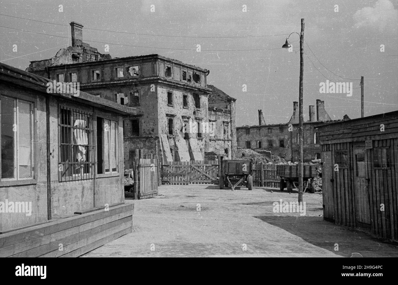 Warszawa, 1948-06. Budowa Trasy W-Z (Trasy Wschód-Zachód). NZ. baraki za³óg pracuj¹cych przy budovie trasy na placu Zamkowym. uu PAP Dok³adny dzieñ wydarzenia nieustalony. Varsavia, giugno 1948. La costruzione del percorso W-Z (est-ovest). Nella foto: Caserme per i team che lavorano a Zamkowy Square. uu PAP Foto Stock