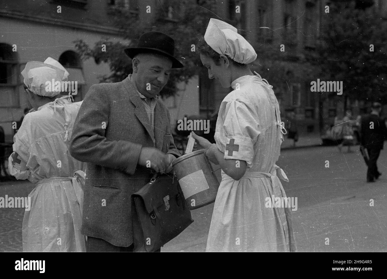 Warszawa, 1948-06. Kwesta Polskiego Czerwonego Krzy¿a w Œródmiesciu. NZ. zbiórka pieniêdzy na ulicy Marsza³kowskiej. wb PAP Dok³adny dzieñ wydarzenia nieustalony. Varsavia, giugno 1948. Un fondo polacco della Croce Rossa per la raccolta di azioni nel centro di Varsavia. Nella foto: Raccolta di denaro in via Marszalkowska. wb PAP Foto Stock
