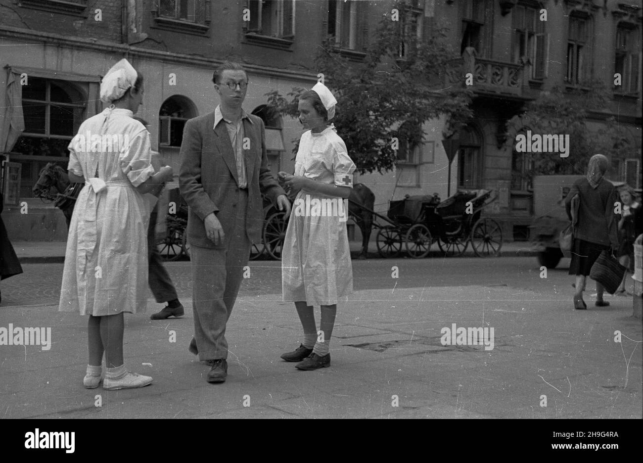 Warszawa, 1948-06. Kwesta Polskiego Czerwonego Krzy¿a w Œródmiesciu. NZ. zbiórka pieniêdzy na ulicy Marsza³kowskiej. wb PAP Dok³adny dzieñ wydarzenia nieustalony. Varsavia, giugno 1948. Un fondo polacco della Croce Rossa per la raccolta di azioni nel centro di Varsavia. Nella foto: Raccolta di denaro in via Marszalkowska. wb PAP Foto Stock