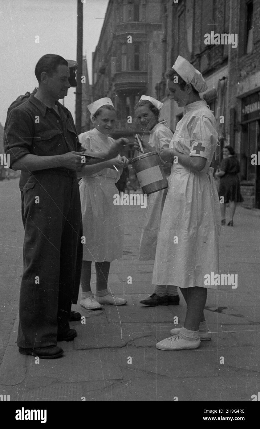 Warszawa, 1948-06. Kwesta Polskiego Czerwonego Krzy¿a w Œródmiesciu. NZ. zbiórka pieniêdzy na ulicy Marsza³kowskiej. wb PAP Dok³adny dzieñ wydarzenia nieustalony. Varsavia, giugno 1948. Un fondo polacco della Croce Rossa per la raccolta di azioni nel centro di Varsavia. Nella foto: Raccolta di denaro in via Marszalkowska. wb PAP Foto Stock