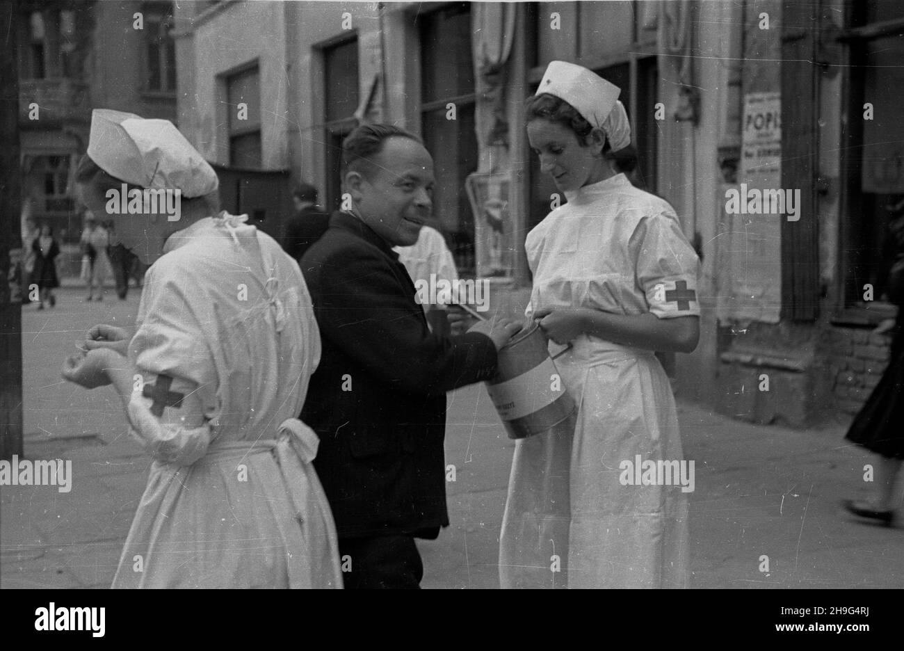 Warszawa, 1948-06. Kwesta Polskiego Czerwonego Krzy¿a w Œródmiesciu. NZ. zbiórka pieniêdzy na ulicy Marsza³kowskiej. wb PAP Dok³adny dzieñ wydarzenia nieustalony. Varsavia, giugno 1948. Un fondo polacco della Croce Rossa per la raccolta di azioni nel centro di Varsavia. Nella foto: Raccolta di denaro in via Marszalkowska. wb PAP Foto Stock
