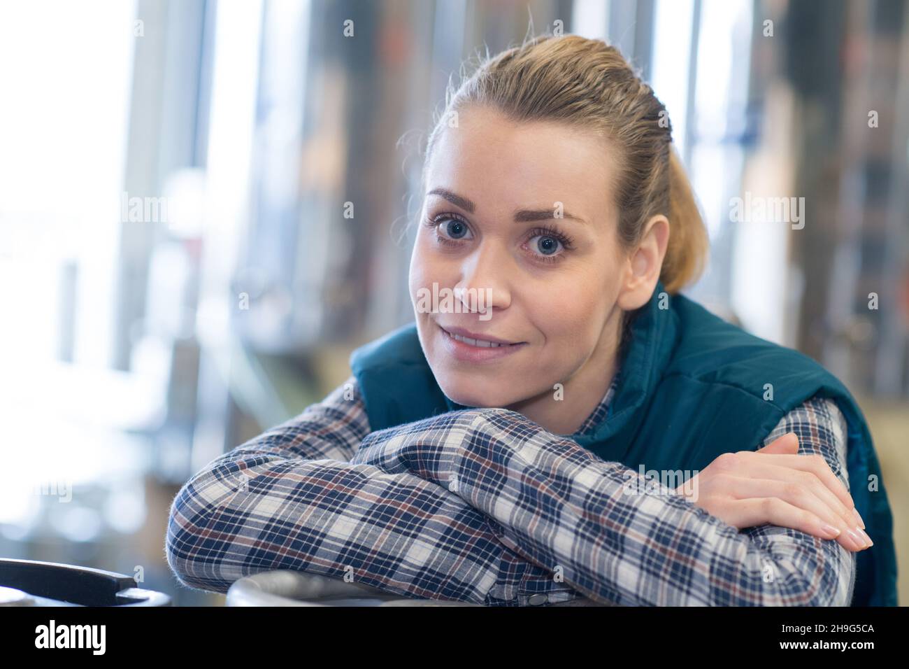 Sorridente lavoratore di sesso femminile Foto Stock