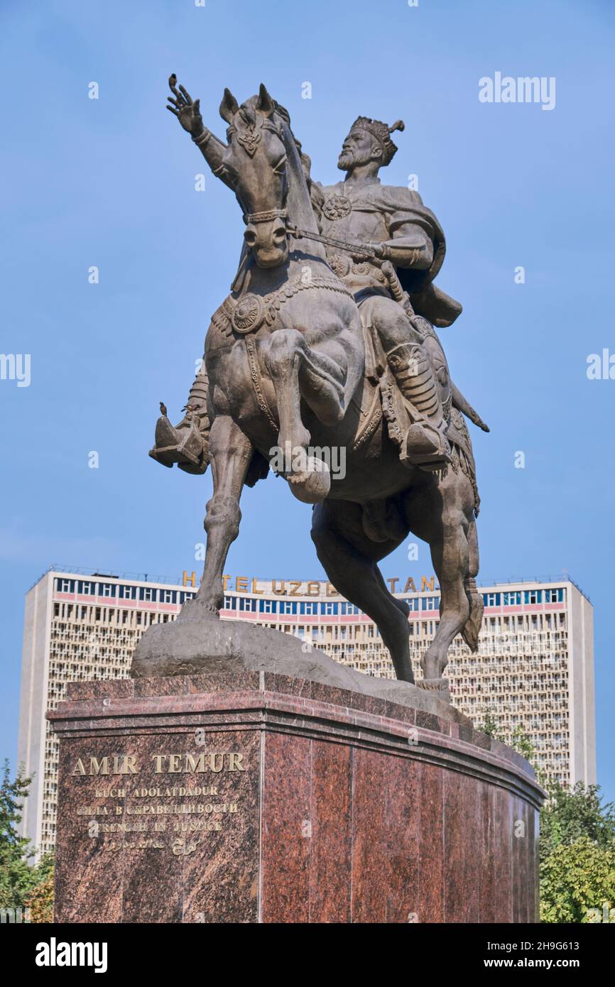 La grande statua di bronzo, scultura di Amir Timur su un cavallo. Divertente, un uccello sul suo dito. Di fronte all'Hotel Uzbekistan nel centro di Tashkent, Uzbekistan Foto Stock