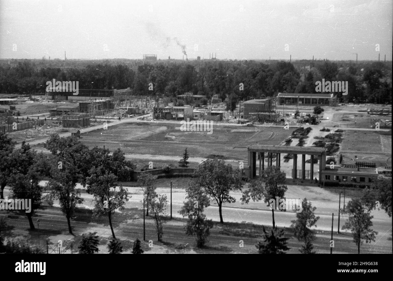 Wroc³aw, 1948-06. Przygotowania do Wystawy Ziem Odzyskanych. wz. widok z kopu³y Hali Ludowej na plac budowy. mb PAP Dok³adny dzieñ wydarzenia nieustalony. Wroclaw, giugno 1948. Preparativi per la mostra dei territori riconquistati. Nella foto: Vista dalla cupola del People's Hall del cantiere. Come PAP/S. Sadowski Foto Stock