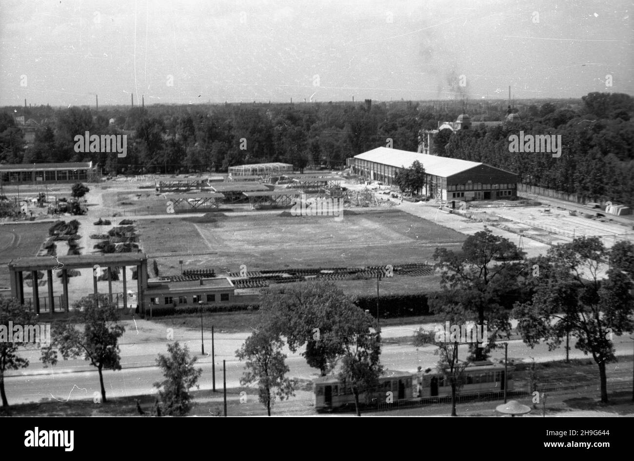 Wroc³aw, 1948-06. Przygotowania do Wystawy Ziem Odzyskanych. wz. widok z kopu³y Hali Ludowej na plac budowy. mb PAP Dok³adny dzieñ wydarzenia nieustalony. Wroclaw, giugno 1948. Preparativi per la mostra dei territori riconquistati. Nella foto: Vista dalla cupola del People's Hall del cantiere. Come PAP/S. Sadowski Foto Stock