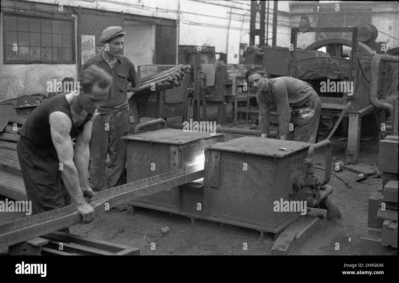 Wroc³aw, 1948-06. Pañstwowa Fabryka Wagonów (PaFaWag). NZ. obróbka termiczna elementów konstrukcji podwozia wagonu. Come PAP Dok³adny dzieñ wydarzenia nieustalony. Wroclaw, giugno 1948. La state Rail Car Factory (PaFaWag). Nella figura: Trattamento termico degli elementi di costruzione del sottoscocca. Come PAP Foto Stock