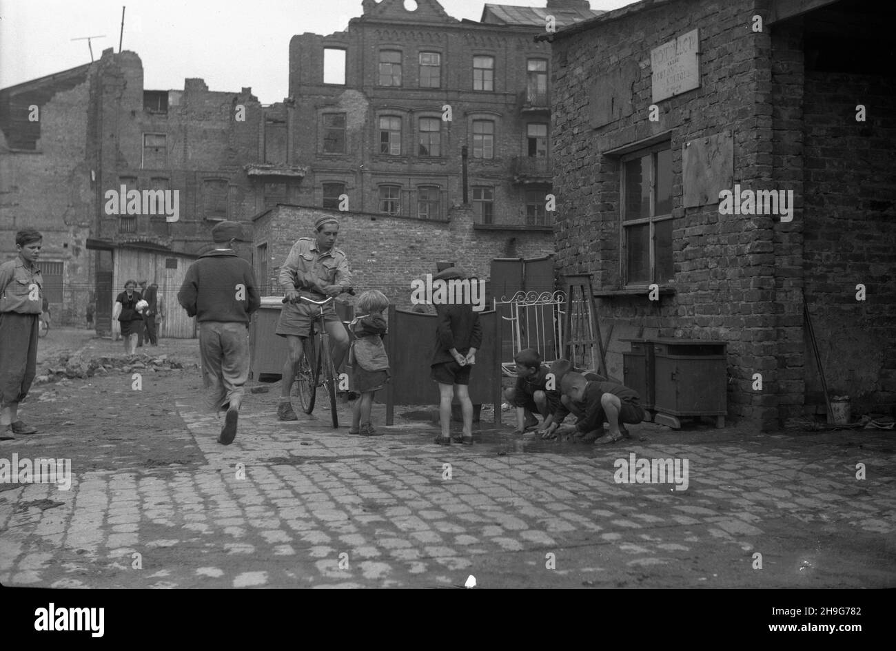 Warszawa, 1948-06. Mieszkañcy kamienicy w dzielnicy Wola. mb PAP Dok³adny dzieñ wydarzenia nieustalony. Varsavia, giugno 1948. Residenti di una casa nel distretto di Wola. mb PAP Foto Stock