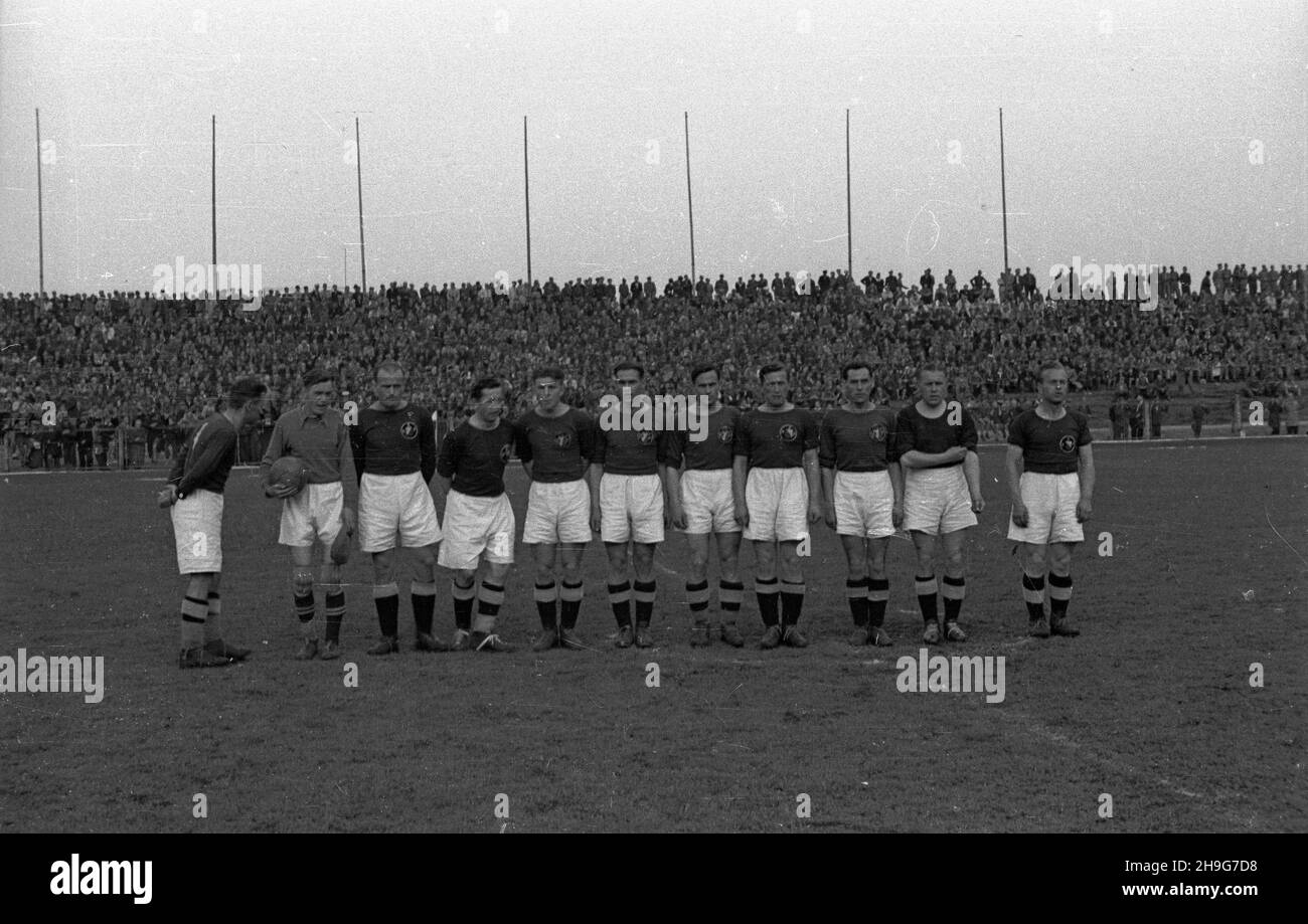 Warszawa, 1948-06-03. Mecz derbowy Legia Warszawa - Polonia Warszawa 1:0 (0:0) na stadionie Wojskowego Klubu Sportowego Legia. dru¿yna Polonii w sk³adzie: Henryk Borucz (2L), Pruski, Zdzis³aw Gierwatowski (3L), Edward Brzozowski (6L), Wiœniewski, Szczawiñski, W³adys³aw Szczepaniak (10L), Antoni Wo³osz (7L), Henryk JaŸnicki, Jerzy Szularz (5L), Zygmunt Ochmañski (4L). wb PAP Varsavia, 3 giugno 1948. Una partita della Legia Warszawa - Polonia Warszawa 1:0 (0:0) giocata allo stadio del club militare della Legia. Nella foto: Il team della Polonia - Henryk Borucz (2° a sinistra), Pruski, Zdzislaw Gierwatowski (3° a sinistra), Foto Stock