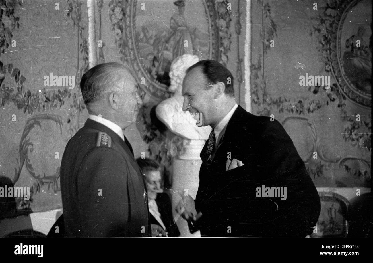 Warszawa, 1948-06-03. Ambasador Czechos³owacji Frantisek Pisek sk³ada listy uwierzytelniaj¹ce w Belwederze na rêce prezydenta Boles³awa Bieruta. m.in. Szef kancelarii prezydenta Kazimierz Mijal (P). mgs PAP Varsavia, 3 giugno 1948. L'Ambasciatore Cecoslovacco Frantisek Pisek presenta lettere di accreditamento al Presidente Boleslaw Bierut nel Palazzo Belvedere. Nella foto: Capo della Cancelleria presidenziale Kazimierz Mijal (a destra). mgs PAP Foto Stock