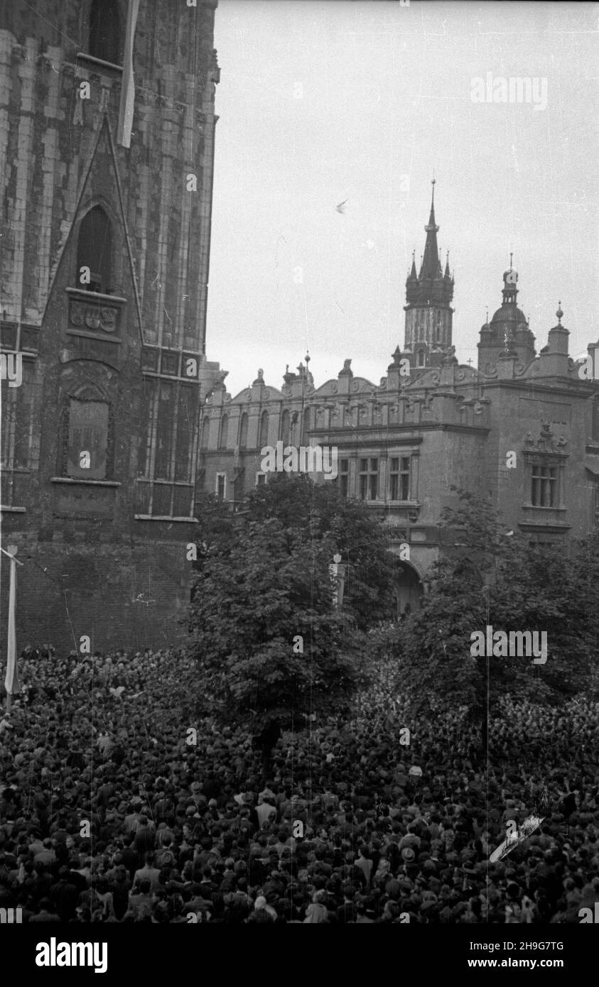 Kraków, 1948-06-04. Obchody Dni Krakowa, trwaj¹ce przez ca³y czerwiec i obejmuj¹ce m. in. Wjazd Lajkonika, intronizacjê Króla Kurkowego, Wianki na Wiœle. Wjazd Lajkonika, upamiêtniaj¹cy najazd hordy tatarskiej z XIII w. odbywa siê zawsze w ostanim dniu oktawy œwiêta Bo¿ego Cia³a. Pochód zaczyna siê na dziedziñcu klasztoru sr. Norbertanek na Zwierzyñcu, a koñczy na Rynku G³ównym u stóp wie¿y Ratuszowej. NZ. t³umy u stóp wie¿y Ratuszowej na Rynku G³ównym i pod Sukiennicami. mb PAP Cracovia, 4 giugno 1948. I festeggiamenti dei Cracow Days, che si tengono durante tutto il mese di giugno, con eventi come il Lajkonik (A. Foto Stock