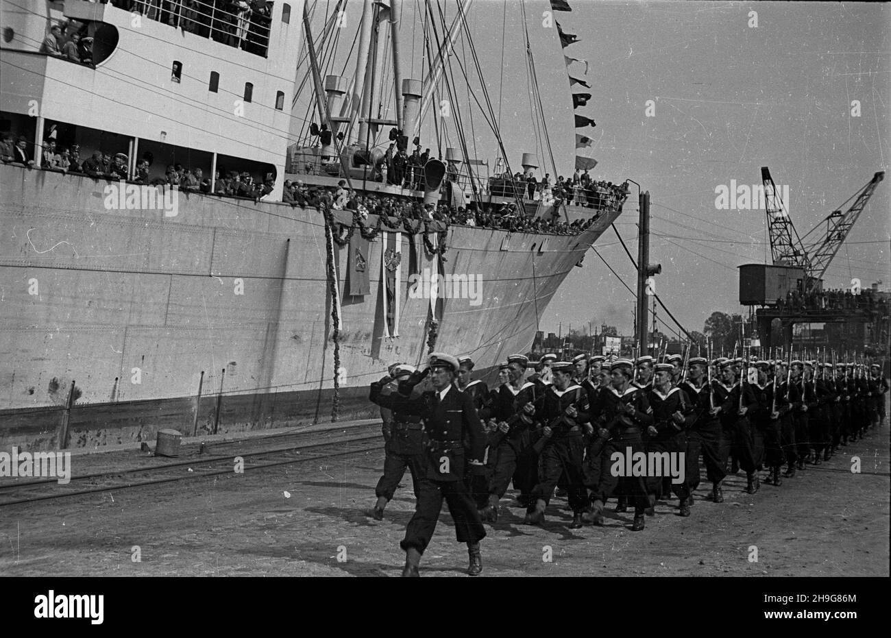 Gdynia, 1948-06-08. Uroczystoœæ ods³oniêcia tablicy pami¹tkowej ku czci gen. Karola Œwierczewskiego - Waltera, umieszczonej na drobnicowcu M/S Genera³ Walter, zacumowanym w Nowym Porcie. defilada na nabrze¿u Polskich Si³ Zbrojnych. Come PAP Gdynia, 8 giugno 1948. La presentazione di una targa al generale Karol Swierczewski alias Walter sul bordo della M/S generale Walter portarinfuse ormeggiata a Nowy Port. Nella foto: La parata delle forze armate polacche al molo. Come PAP Foto Stock