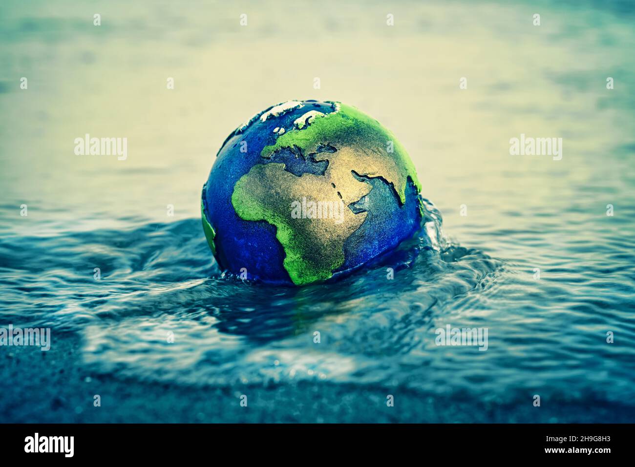 Globo nell'acqua, cambiamento climatico Foto Stock