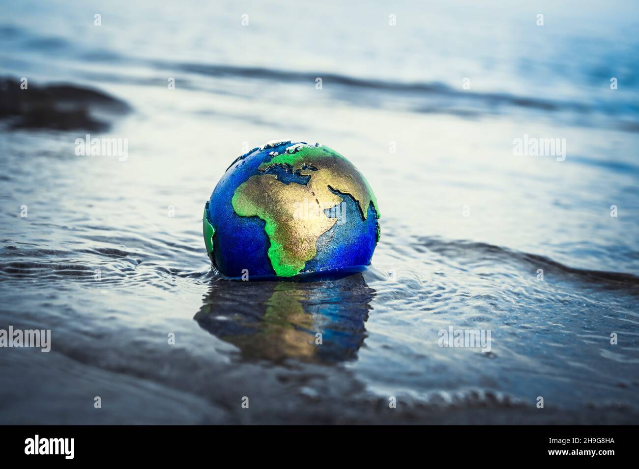 Globo nell'acqua, cambiamento climatico Foto Stock