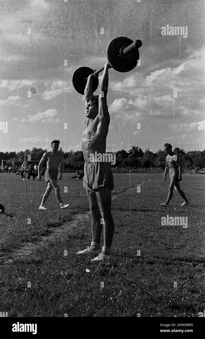 Warszawa, 1948-06-12. Uroczyste zakoñczenie roku akademickiego na Akademii Wyschowania Fizycznego im. Józefa Pi³sudskiego na stadionie uczelni na Bielanach. NZ. Pokazy sportowe w wykonaniu studentów - podnoszenie ciê¿arów. AS PAP Varsavia, 12 giugno 1948. La cerimonia di chiusura dell'anno accademico presso l'Accademia di Educazione fisica Jozef Pilsudski, che si è svolta presso lo stadio dell'Accademia nel distretto di Bielany. Nella foto: Studenti in uno spettacolo sportivo - sollevamento pesi. Come PAP Foto Stock