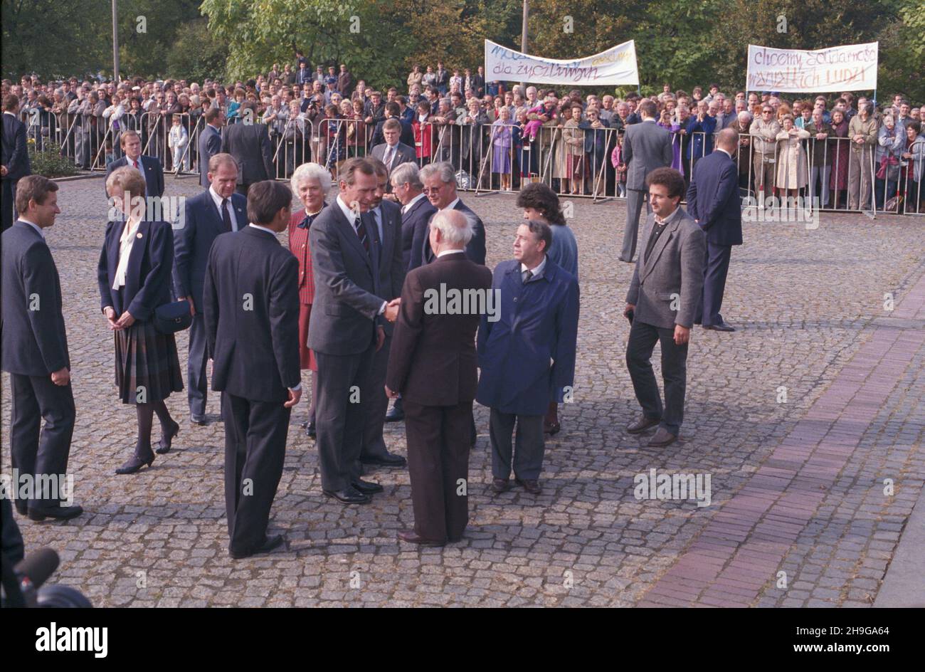 Warszawa 26.09.1987. Na zaprotzenie Rady Pañstwa i rz¹du PRL wizytê w Polsce z³o¿y³ wiceprezydent Stanów Zjednoczonych Ameryki George Bush z ma³¿onk¹ Barbar¹. Z³o¿enie wieñca pod pomnikiem Bohaterów vetta. NZ. George Bush (C), Barbara Bush (5L), ambasador Stanów Zjednoczonych w Polsce John Davis (4L), szef polskiego protoko³u dypsomatycznego Roman Czy¿ycki (3P). uu PAP/Maciej Musia³ Varsavia, 26 settembre 1987. Il vicepresidente AMERICANO George Bush e la moglie Barbara visitano la Polonia su invito del Consiglio di Stato e del governo della Repubblica popolare Polacca. Nella foto: George Bush (C), Barbara Foto Stock