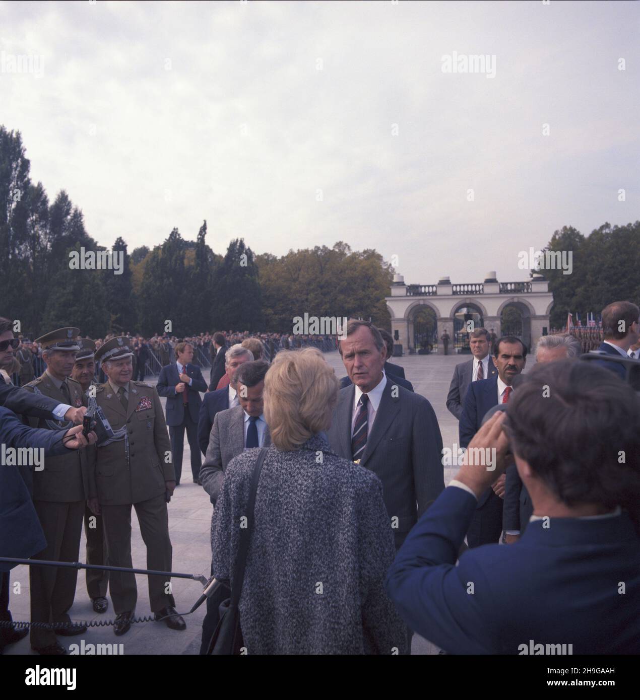 Warszawa 26.09.1987. Na zaprotzenie Rady Pañstwa i rz¹du PRL wizytê w Polsce z³o¿y³ wiceprezydent Stanów Zjednoczonych Ameryki George Bush z ma³¿onk¹ Barbar¹. NZ. George Bush po z³o¿eniu wieñca na p³ycie Grobu Nieznanego ¯o³nierza udzieli³ na placu Zwyciêstwa wywiadu dziennikarzom Telewizji Polskiej. uu PAP/Maciej Musia³ Varsavia, 26 settembre 1987. Il vicepresidente AMERICANO George Bush e la moglie Barbara visitano la Polonia su invito del Consiglio di Stato e del governo della Repubblica popolare Polacca. Nella foto: George Bush è intervistato dalla TV polacca dopo una cerimonia di deposizione delle strane al Ghetto Hero Foto Stock