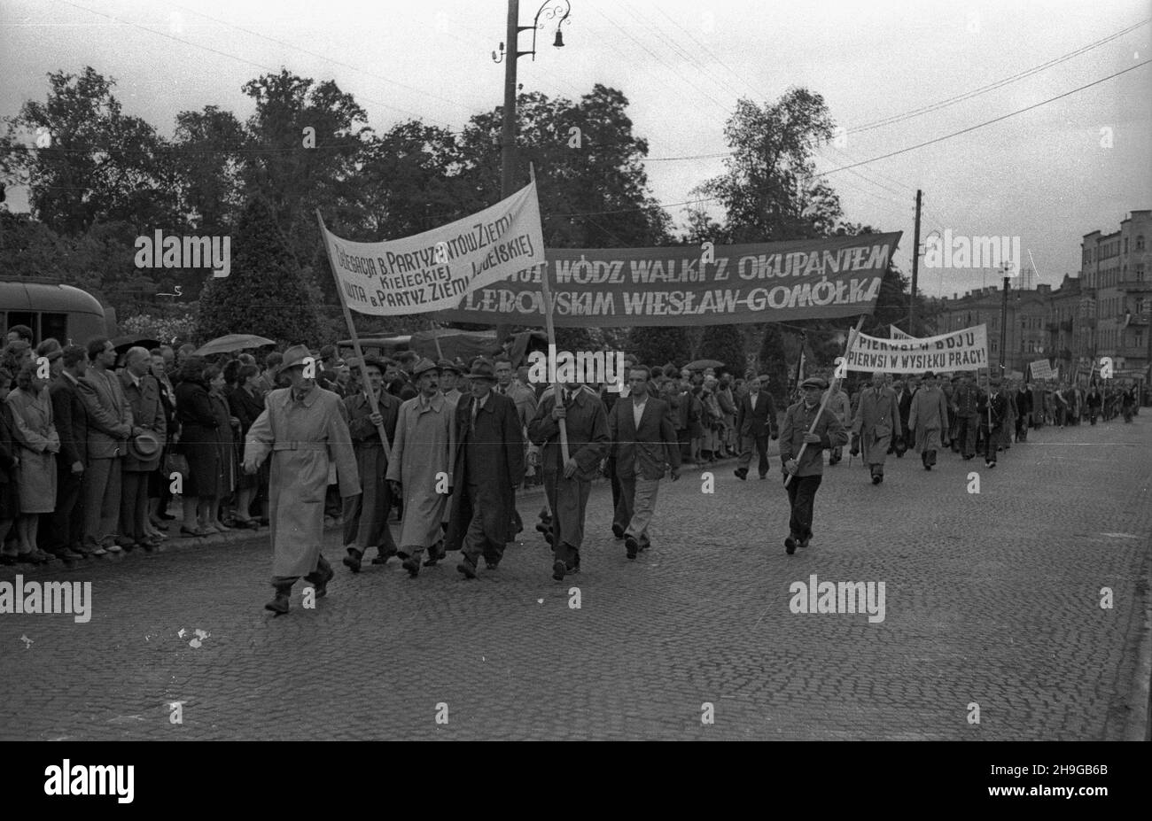 Lublino, 1948-06-13. Obchody czwartej rocznicy bitwy, któr¹ stoczy³y oddzia³y Armii Ludowej z Niemcami w Lasach Janowskich. Uroczystoœci rozpocz¹³ wiec na placu sportowym przy Nowej Drozze, po którym odby³ siê pochód ulicami Lubina oraz wmurowanie kamienia wêgielnego pod pomnik ku czci partyzantów wraz z urnami z ziemi¹ z pól bitewnych. NZ. Delegacja by³ych partyzantów Ziemi Kieleckiej w pochodzie w Alejach Rac³awickich. Come PAP Lublino, 13 giugno 1948. Il 4° anniversario di una battaglia combattuta dall'Esercito popolare con i Tedeschi nella Foresta di Janowskie. Le cerimonie iniziarono con un rally ad uno sport si Foto Stock