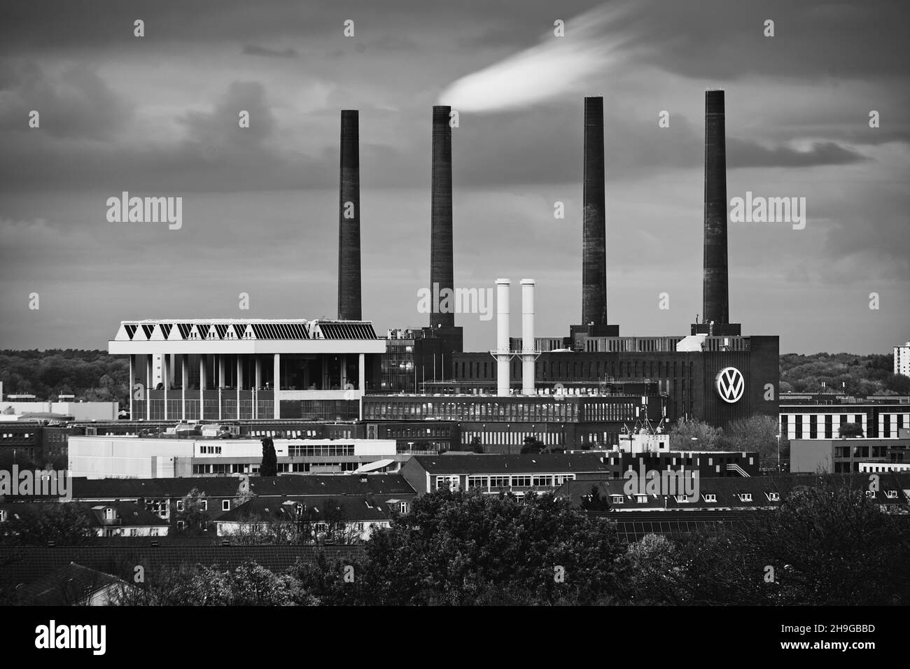 WOLFSBURG, GERMANIA - 02 novembre 2021: Una foto in scala di grigi della fabbrica Wolfsburg Volkswagen, il più grande stabilimento di produzione al mondo Foto Stock