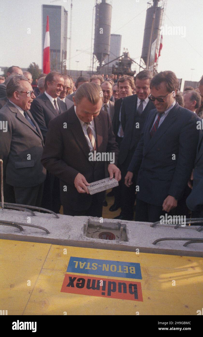 Warszawa 22.09.1987. Wizyta kanclerza Federalnego Republiki Austrii Franza Vranitzky'ego w Polsce. Uroczystoœæ wmurowania kamienia wêgielnego pod budowê hotelu powstaj¹cego we wspó³pracy polsko-austriackiej przy ulicy Z³otej. NZ. m.in. Prezes Rady Ministrów Zbigniew Messner (C), Franz Vranitzky (2P). uu PAP/Grzegorz Rogiñski Varsavia 22 settembre 1987. Il Cancelliere federale della Repubblica d'Austria Franz Vranitzky (centro) in Polonia. La cerimonia di posa della pietra angolare sotto un hotel costruito in via Zlota in collaborazione con l'Austria. Nella foto: presidente del Consiglio dei Ministri (PM) Zbign Foto Stock