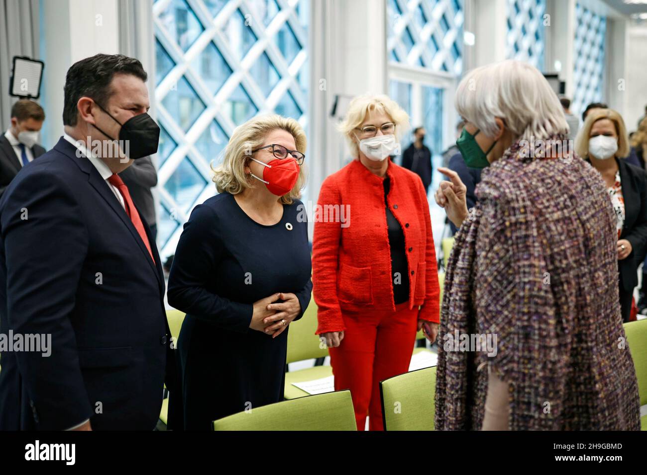 Berlino, Germania. 7 dicembre 2021. Da sinistra a destra: Hubertus Heil, ministro federale del lavoro e degli affari sociali, Svenja Schulze, ministro federale della cooperazione e dello sviluppo economico, Christine Lambrecht, ministro federale della difesa, E Claudia Roth, nominato Ministro della Cultura e dei Media, ha registrato durante la firma dell'accordo di coalizione tra SPD, FDP e Buendnis 90/Die GRUENEN a Berlino, 7 dicembre 2021. Credit: dpa Picture Alliance/Alamy Live News Foto Stock