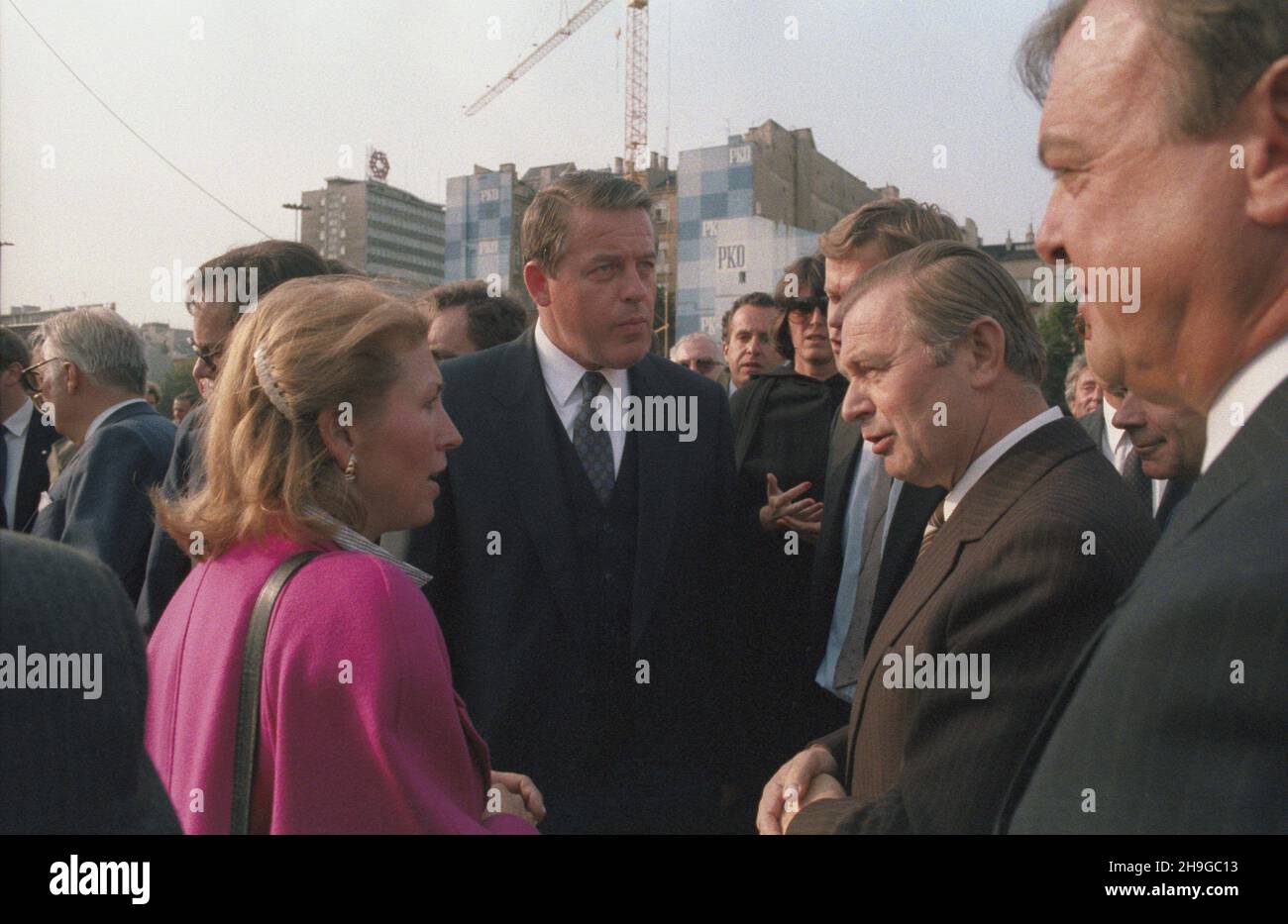 Warszawa 22.09.1987. Wizyta kanclerza Federalnego Republiki Austrii Franza Vranitzky'ego (C) w Polsce. Na placu budowy hotelu powstaj¹cego we wspó³pracy polsko-austriackiej przy ulicy Z³otej, kanclerzowi towarzyszy m.in. Prezes Rady Ministrów Zbigniew Messner (2P). uu PAP/Grzegorz Rogiñski Varsavia 22 settembre 1987. Il Cancelliere federale della Repubblica d'Austria Franz Vranitzky (centro) in Polonia. Presso il cantiere di un hotel costruito in via Zlota dalla Polonia in collaborazione con l'Austria il cancelliere è accompagnato dal presidente del Consiglio dei Ministri Zbigniew Messner (2nd ri Foto Stock