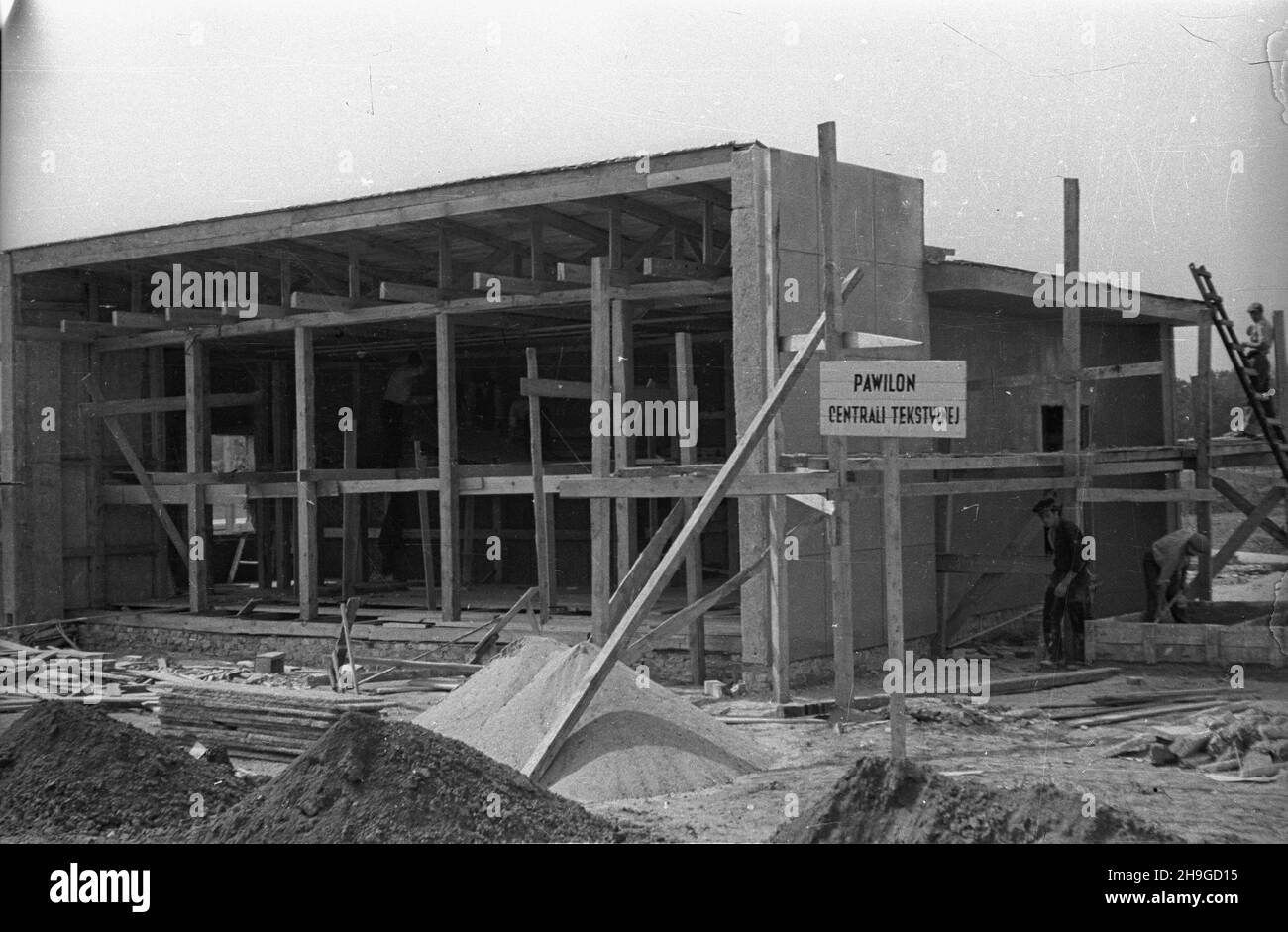 Wroc³aw, 1948-06-17. Przygotowania do Wystawy Ziem Odzyskanych. NZ. Budowa pawilonu Centrali Tekstylnej. wb PAP/S. Sadowski Wroclaw, 17 giugno 1948. Preparativi per la mostra dei territori riconquistati. Nella foto: Costruzione di un padiglione del deposito principale del tessile. wb PAP/S. Sadowski Foto Stock