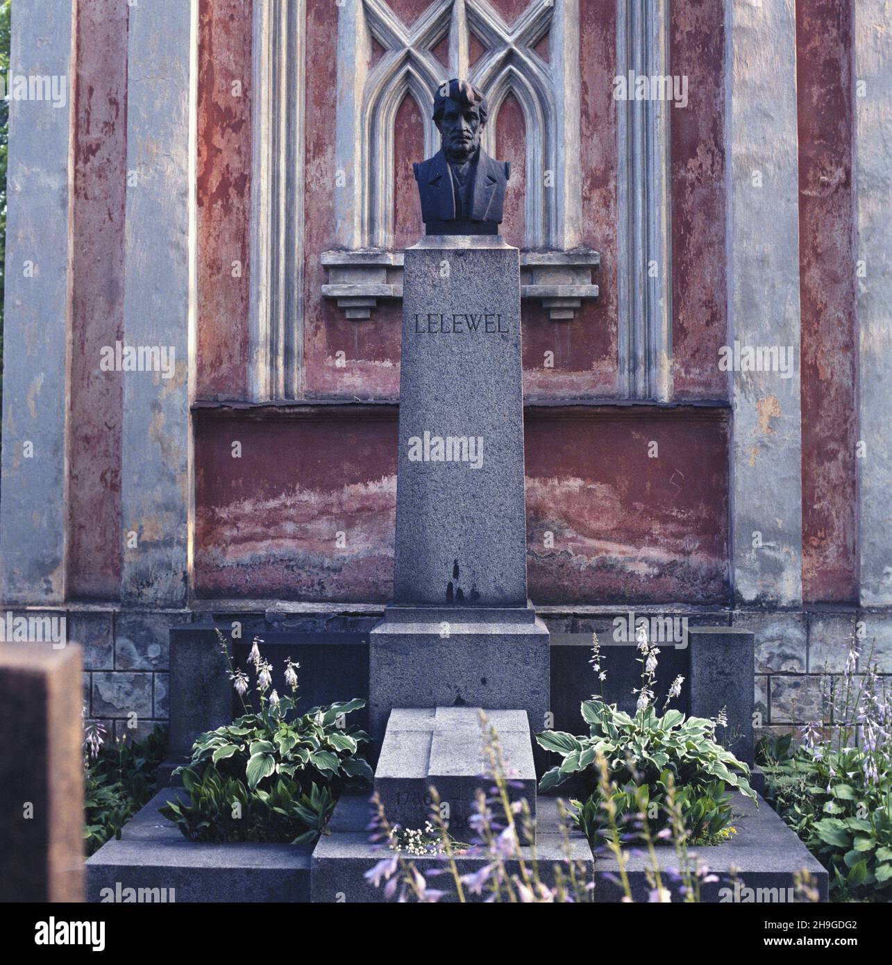 Zwi¹zek Radziecki Wilno 09.1987. Nekropoli polska Na Rossie. NZ. Pomnik nagrobny profeora Joachima Leleela - polskiego historyka i dzia³acza politycznego. uu PAP/Grzegorz Rogiñski Dok³adny dzieñ wydarzenia nieustalony. Unione Sovietica Vilnius settembre 1987. Cimitero polacco di Na Rossie. Nella foto: La lapide del professor Joachim Lelewel, storico e politico polacco. uu PAP/Grzegorz Roginski data esatta sconosciuta. Foto Stock