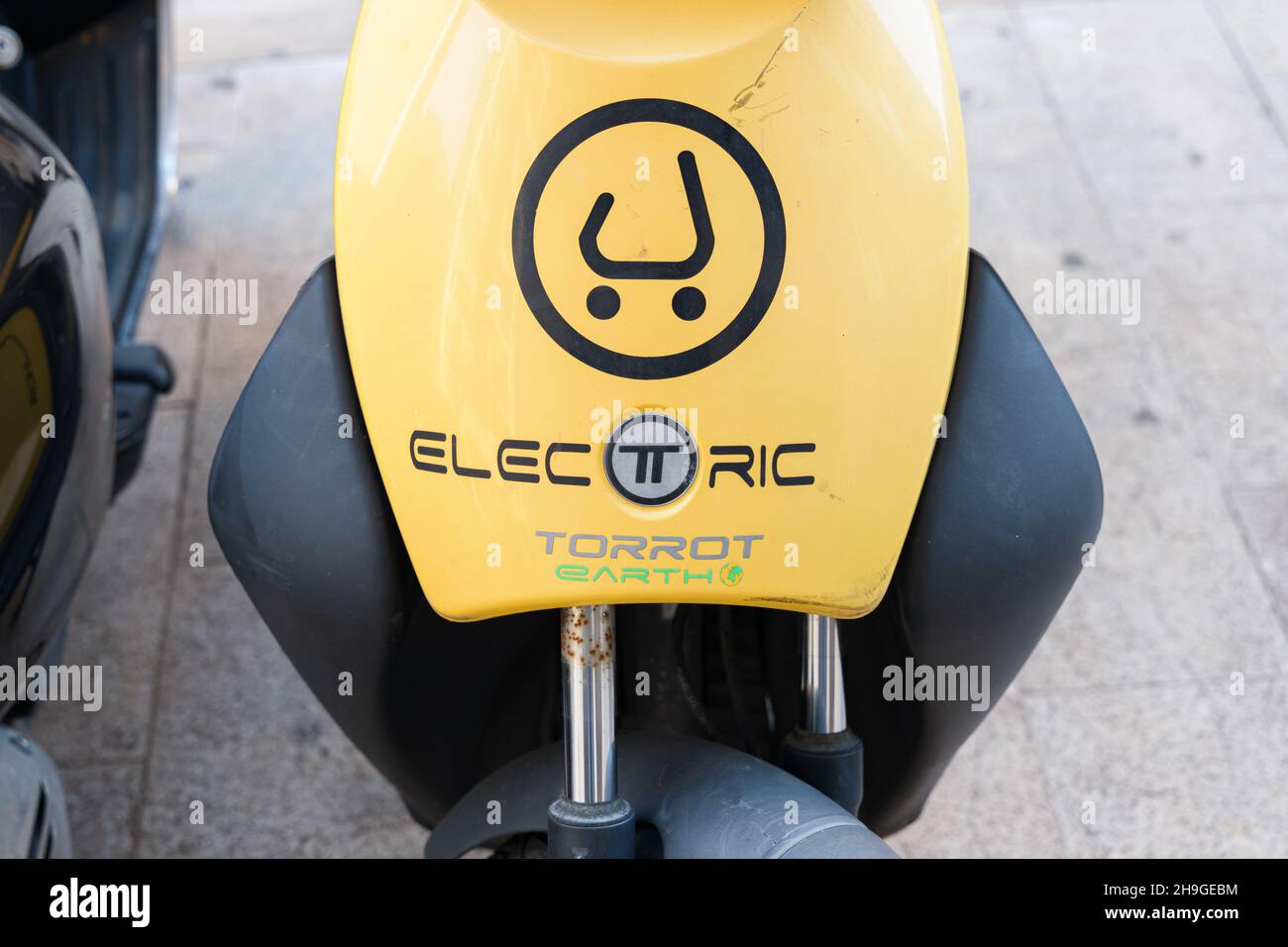 VALENCIA, SPAGNA - 05 DICEMBRE 2021: Sistema di condivisione scooter elettrico. Azienda Muving Foto Stock