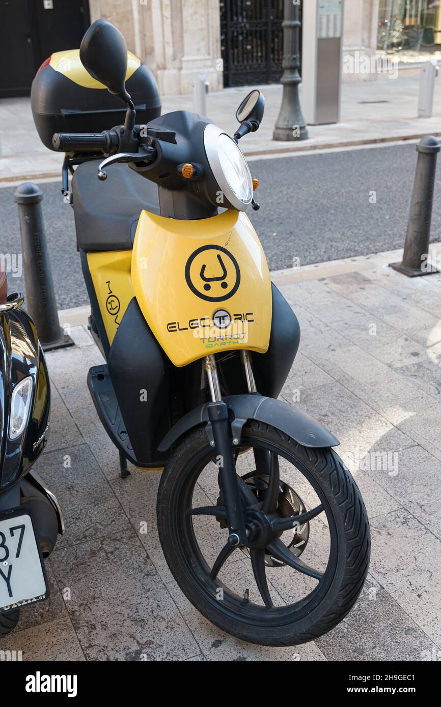VALENCIA, SPAGNA - 05 DICEMBRE 2021: Sistema di condivisione scooter elettrico. Azienda Muving Foto Stock