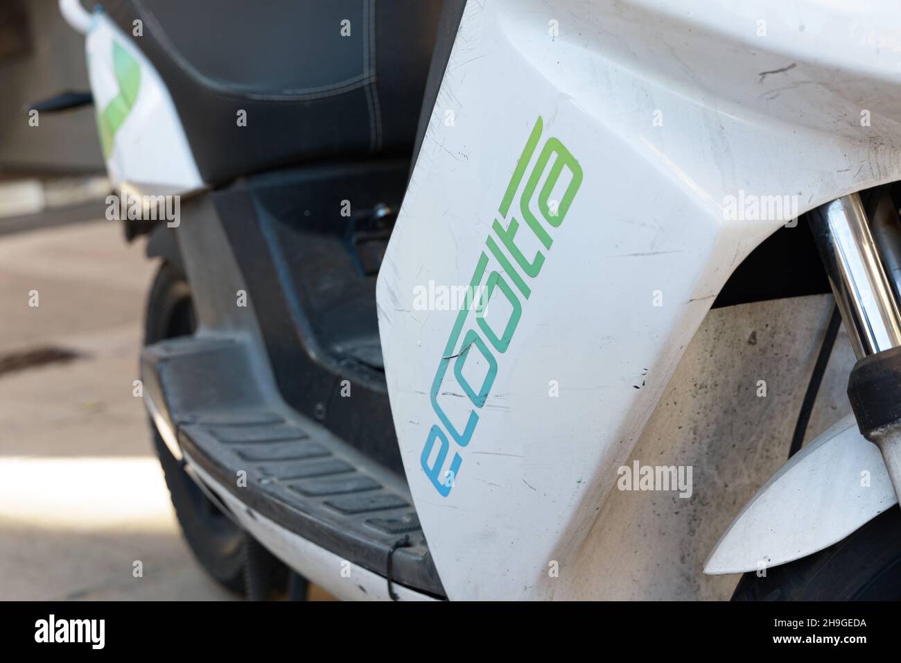 VALENCIA, SPAGNA - 05 DICEMBRE 2021: Sistema di condivisione moto elettrico. ECooltra Company Foto Stock