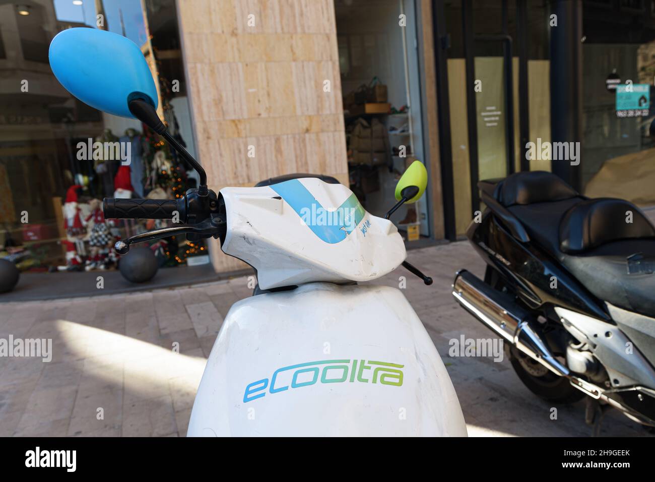 VALENCIA, SPAGNA - 05 DICEMBRE 2021: Sistema di condivisione moto elettrico. ECooltra Company Foto Stock