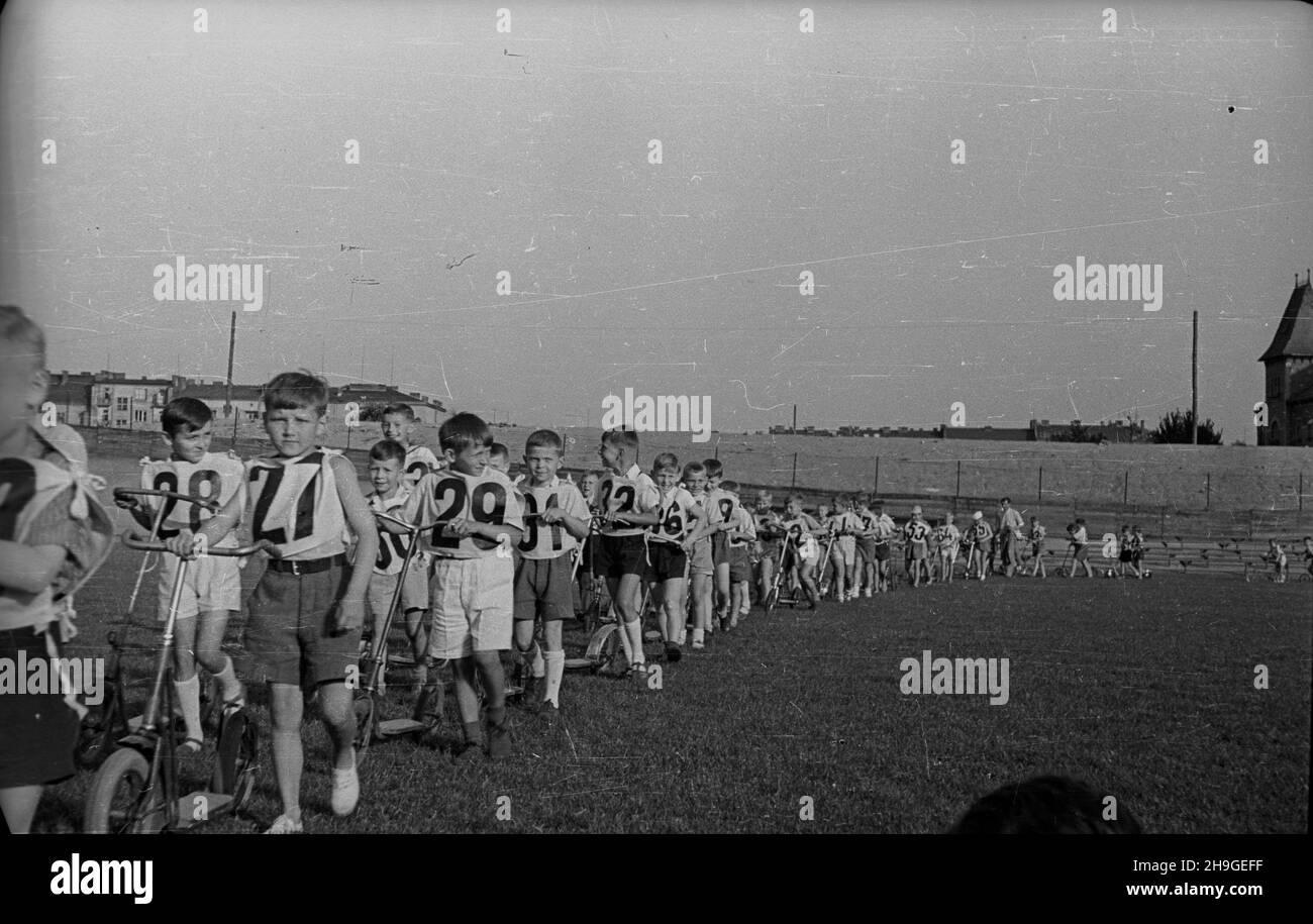 Kraków, 1948-06-19. Wyœcigi dla dzieci zorganisowane na stadionie klubu Cracovia. NZ. Dzieci podczas uroczystej prezentacji przed zawodami. wb PAP Cracovia, 19 giugno 1948. Una gara per bambini organizzata allo stadio del club di Cracovia. Nella foto: Bambini durante una cerimonia di presentazione prima del concorso. wb PAP Foto Stock