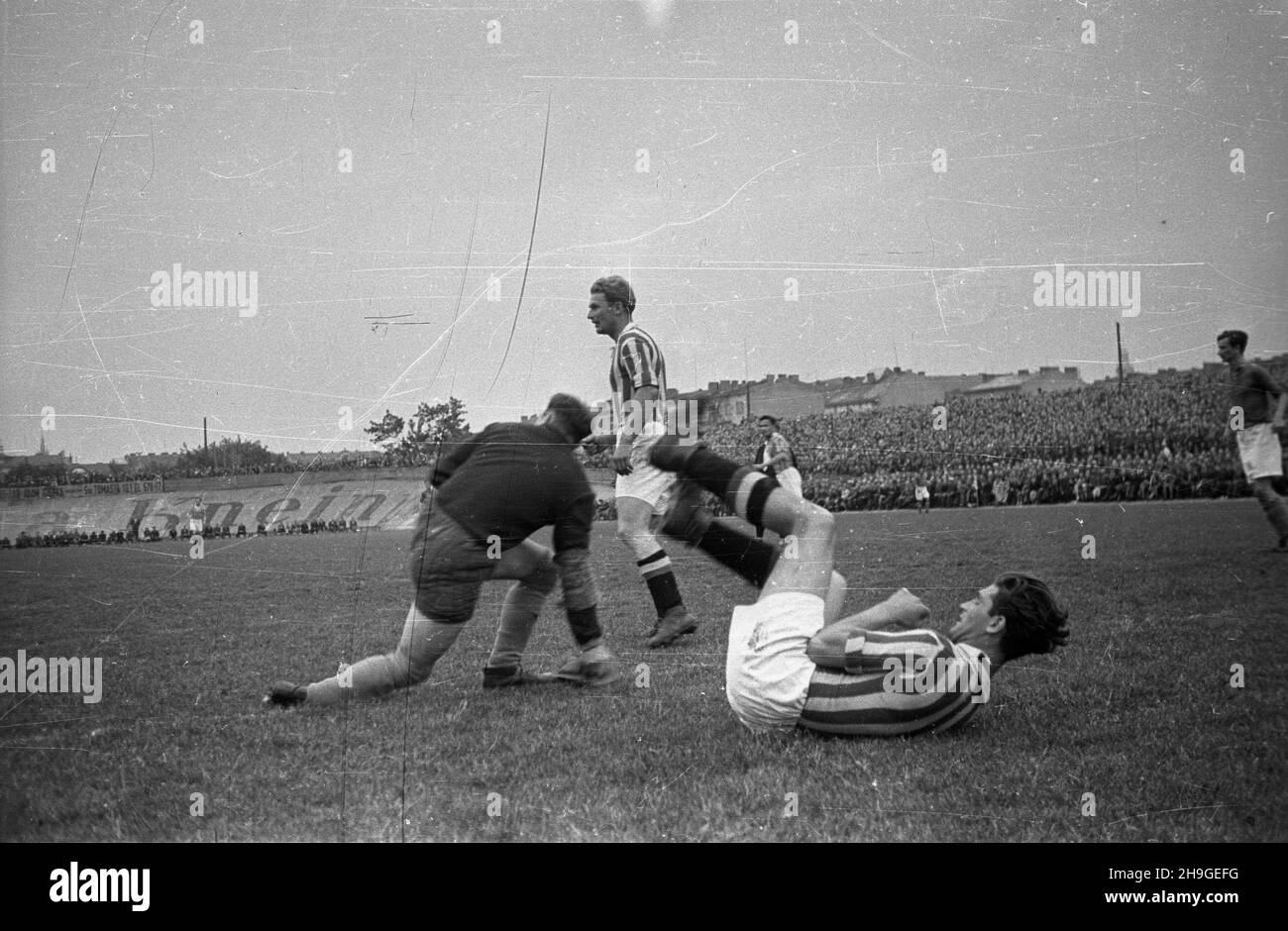 Kraków, 1948-06-19. Mecz i ligi pi³ki no¿nej Cracovia - £KS £ódŸ na stadionie Cracovii im. dr. Edwarda Cettarowskiego przy ul. Ka³u¿y 1. Mecz zakoñczy³ siê wynikiem 6:1 (3:1) dla Cracovii. Gole zdobyli Stanis³aw RÓ¿ankowski - 3, Tadeusz Glimas, Julian Radoñ i Tadusz Parpan dla Cracovii oraz Marian £¹cz dla £KS. rd PAP Cracow, June 19, 1948. La prima partita di campionato Cracovia - LKS Lodz 6:1 (3:1) ha giocato sullo stadio Edward Cettnarowski Cracovia in 1 Kaluzy Street. Obiettivi: Stanislaw Rozankowski - 3, Tadeusz Glimas, Julian Radon e Tadusz Parpan per Cracovia e Marian lacZ per LKS. rd PAP Foto Stock