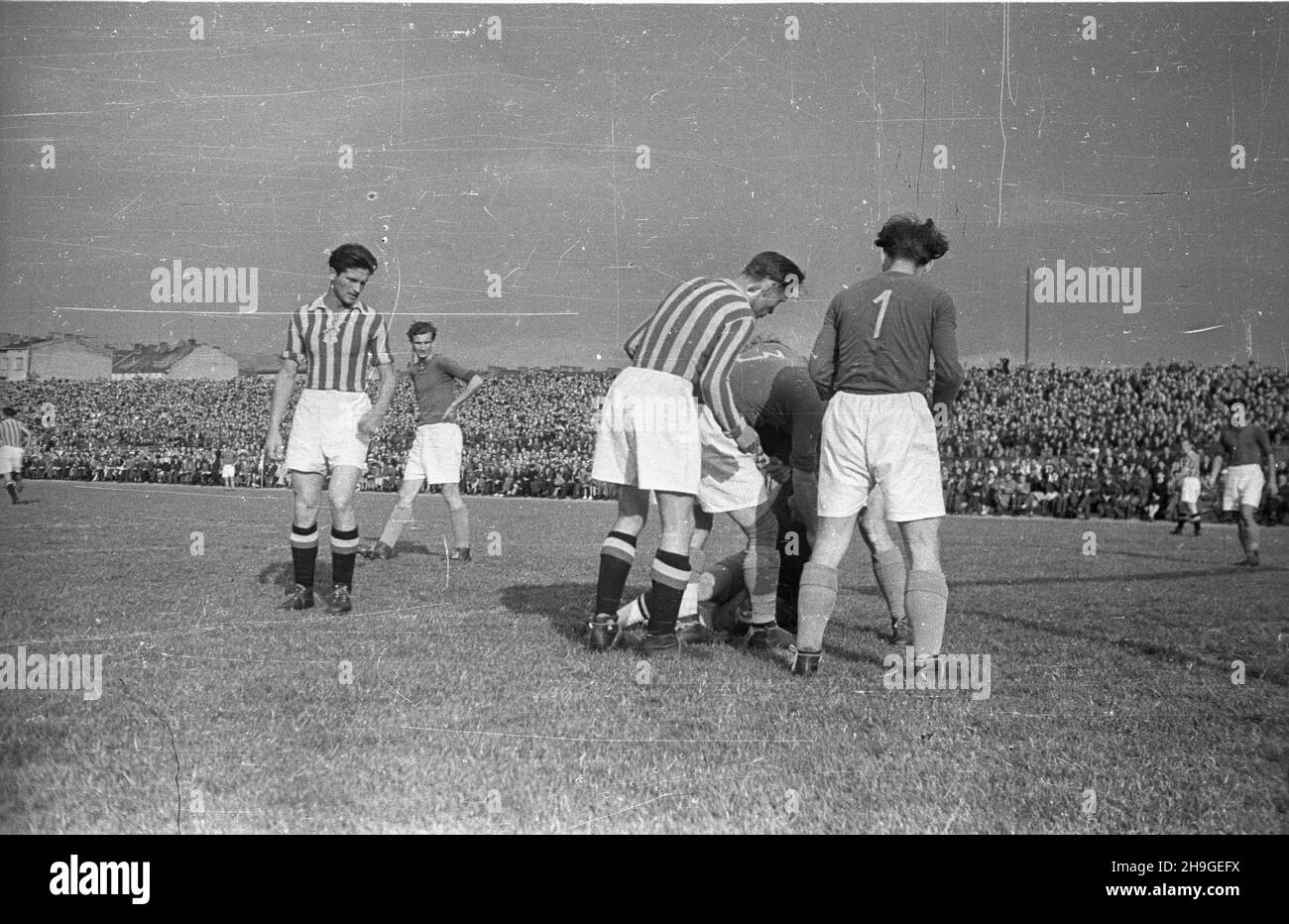 Kraków, 1948-06-19. Mecz i ligi pi³ki no¿nej Cracovia - £KS £ódŸ na stadionie Cracovii im. dr. Edwarda Cettarowskiego przy ul. Ka³u¿y 1. Mecz zakoñczy³ siê wynikiem 6:1 (3:1) dla Cracovii. Gole zdobyli Stanis³aw RÓ¿ankowski - 3, Tadeusz Glimas, Julian Radoñ i Tadusz Parpan dla Cracovii oraz Marian £¹cz dla £KS. rd PAP Cracow, June 19, 1948. La prima partita di campionato Cracovia - LKS Lodz 6:1 (3:1) ha giocato sullo stadio Edward Cettnarowski Cracovia in 1 Kaluzy Street. Obiettivi: Stanislaw Rozankowski - 3, Tadeusz Glimas, Julian Radon e Tadusz Parpan per Cracovia e Marian lacZ per LKS. rd PAP Foto Stock