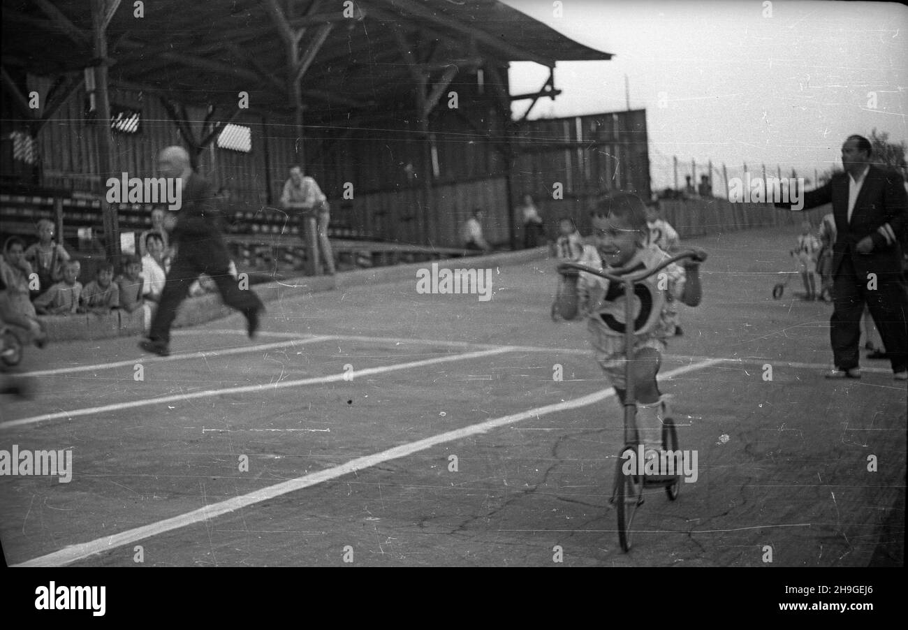 Kraków, 1948-06-19. Wyœcigi dla dzieci zorganisowane na stadionie klubu Cracovia. NZ. wyœcig na hulajnogach. wb PAP Cracovia, 19 giugno 1948. Una gara per bambini organizzata allo stadio del club di Cracovia. Nella foto: Una gara di scooter. wb PAP Foto Stock