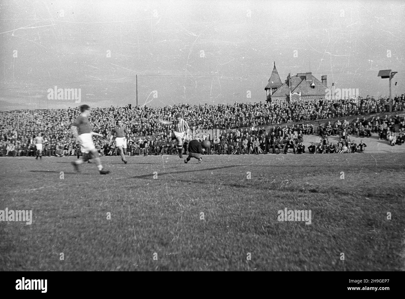 Kraków, 1948-06-19. Mecz i ligi pi³ki no¿nej Cracovia - £KS £ódŸ na stadionie Cracovii im. dr. Edwarda Cettarowskiego przy ul. Ka³u¿y 1. Mecz zakoñczy³ siê wynikiem 6:1 (3:1) dla Cracovii. Gole zdobyli Stanis³aw RÓ¿ankowski - 3, Tadeusz Glimas, Julian Radoñ i Tadusz Parpan dla Cracovii oraz Marian £¹cz dla £KS. rd PAP Cracow, June 19, 1948. La prima partita di campionato Cracovia - LKS Lodz 6:1 (3:1) ha giocato sullo stadio Edward Cettnarowski Cracovia in 1 Kaluzy Street. Obiettivi: Stanislaw Rozankowski - 3, Tadeusz Glimas, Julian Radon e Tadusz Parpan per Cracovia e Marian lacZ per LKS. rd PAP Foto Stock
