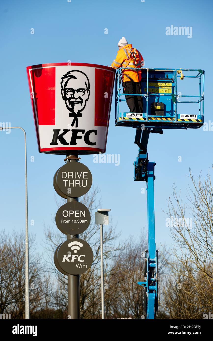 Guida attraverso il cartello KFC che viene eretto all'Elk Retail Park di Oldham, Greater Manchester Foto Stock