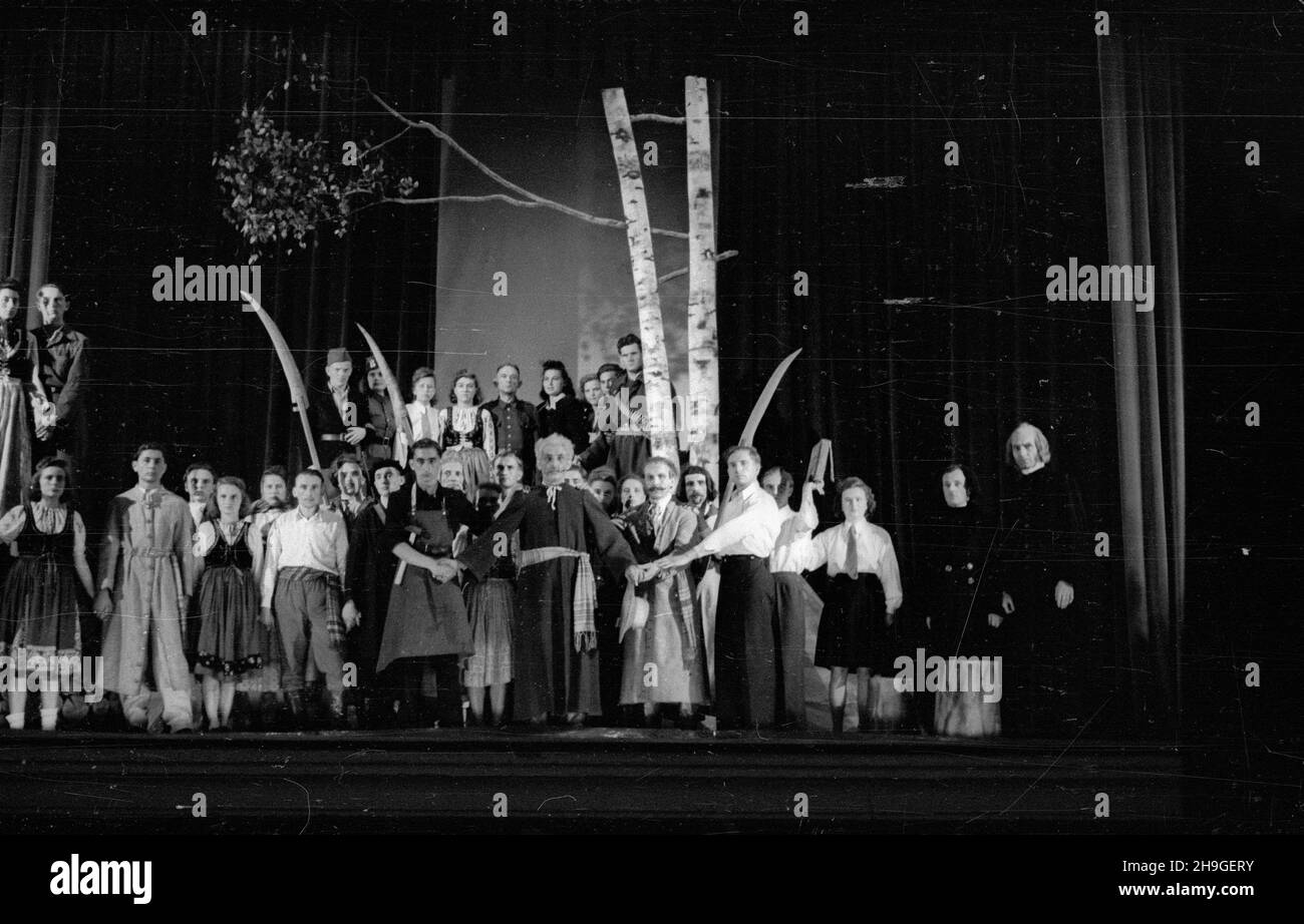 Warszawa, 1948-06-20. Fina³ konkursu amatorskich teatrów œwietlicowych w Teatrze Polskim zorganisowanego przez Komatet Centralny Zwi¹zków Zawodowych. monta¿ poetycki: Od Manifestu Po³anieckiego do Manifestu PKWN (Polski Komitet Wyzwolenia Narodowego), zaprezentowany przez zespó³ pracowników Fabryki Artyku³ów Elekrotechnicznych Stefana Ciszewskiego z Bydgoszczy. wb PAP Varsavia, 20 giugno 1948. Le finali del concorso dei club giovanili dilettanti al Polski Theatre organizzato dal Comitato Centrale dei sindacati. Nella foto: Una rappresentazione poetica dal Manifesto Polaniecki al Manif Foto Stock