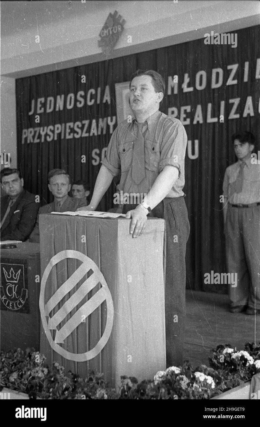 Ottock, 1948-06-20. Zjazd nadzwyczajny Organizacji M³odzie¿y Towarzystwa Unwersytetu Robotniczego (OMTUR), w dniach 20-26 czerwca 1948 r. w Oœrodku Szkoleniowym im. Stanis³awa Dubois (w budynkach dawnego ¿ydowskiego szpitala psichiatrycznego tzw. Zofiówki). NZ. przemówienie przewodnicz¹cego OMTUR Lucjana Motyki (P). Come PAP Otwock, 20 giugno 1948. La convenzione straordinaria dell'organizzazione della gioventù dell'associazione universitaria dei lavoratori (OM TUR), tenutasi tra il 20 e il 26 giugno 1948 presso il centro di formazione Stanislaw Dubois (negli edifici dell'ex ospedale psichiatrico ebraico chiamato Zofiowka). Foto Stock